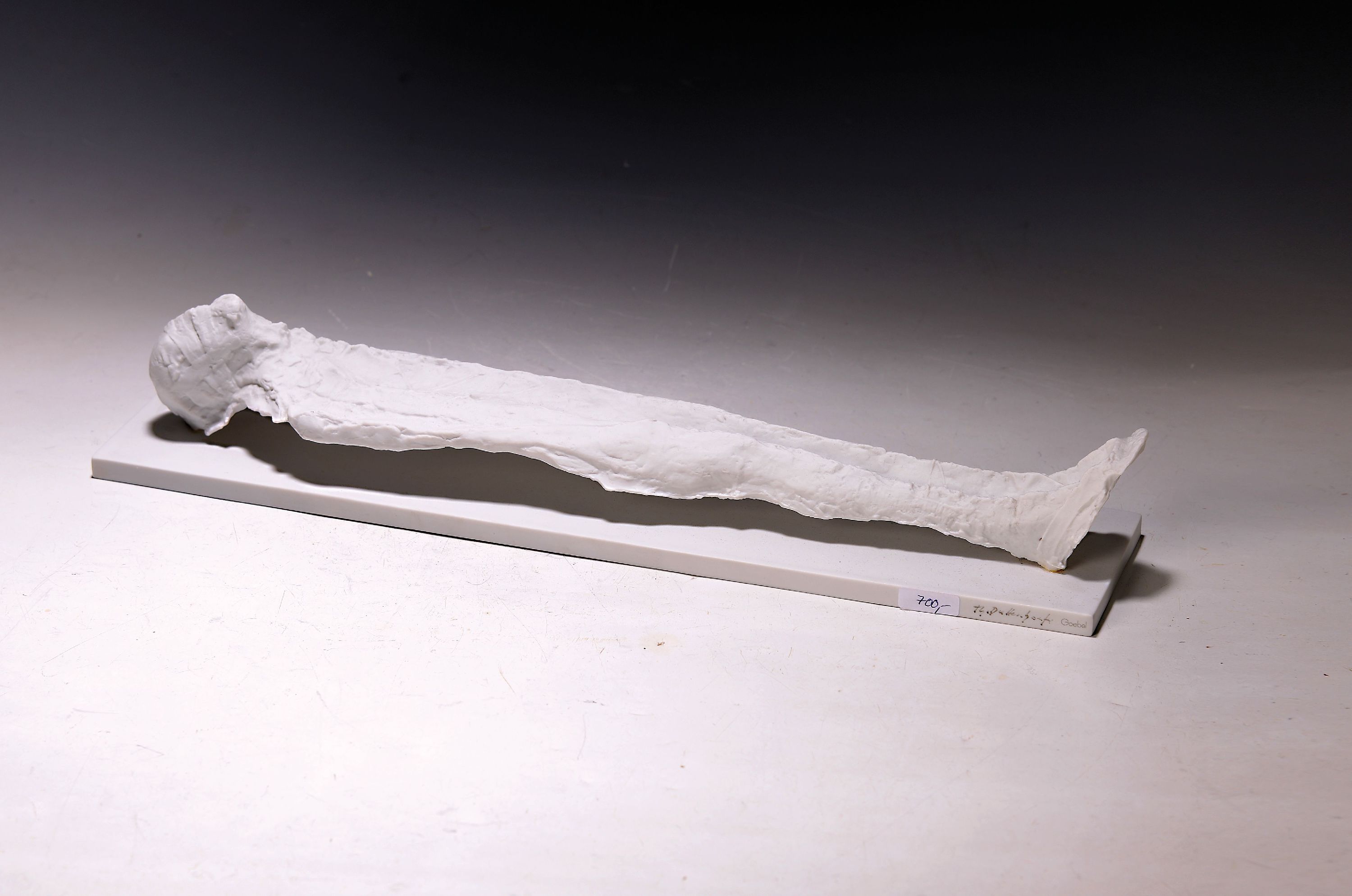 Thomas Duttenhoefer, geb. 1950, für Goebel, "Liegende", Ed. 8/20, Biskuitporzellan, L. 45 cm