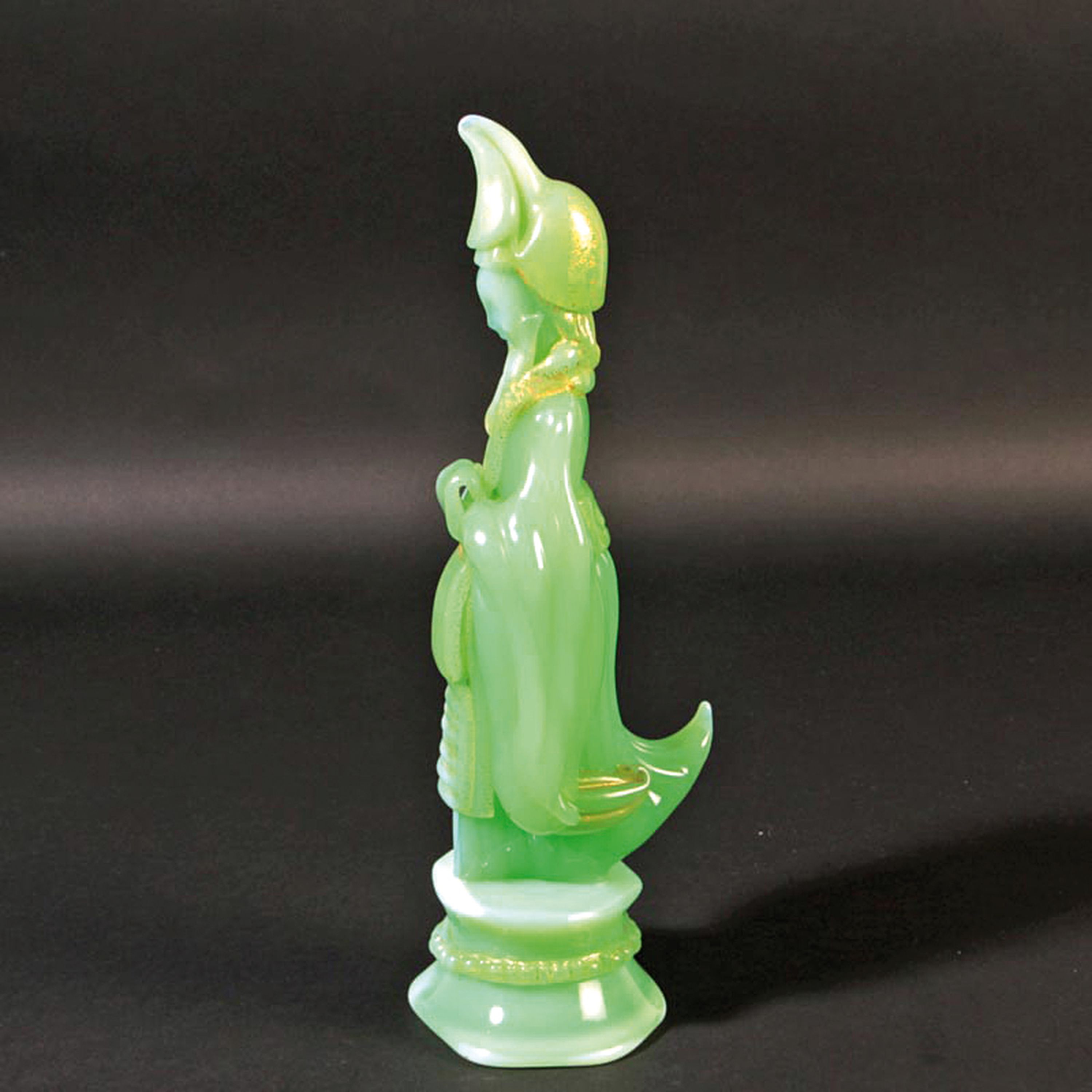 Glasskulptur, Ermanno Nason für Cenedese, Murano, opak-grünes jadefarbenes Glas, Darstellung eines asiatischen Gelehrten, mit sparsamer ...
