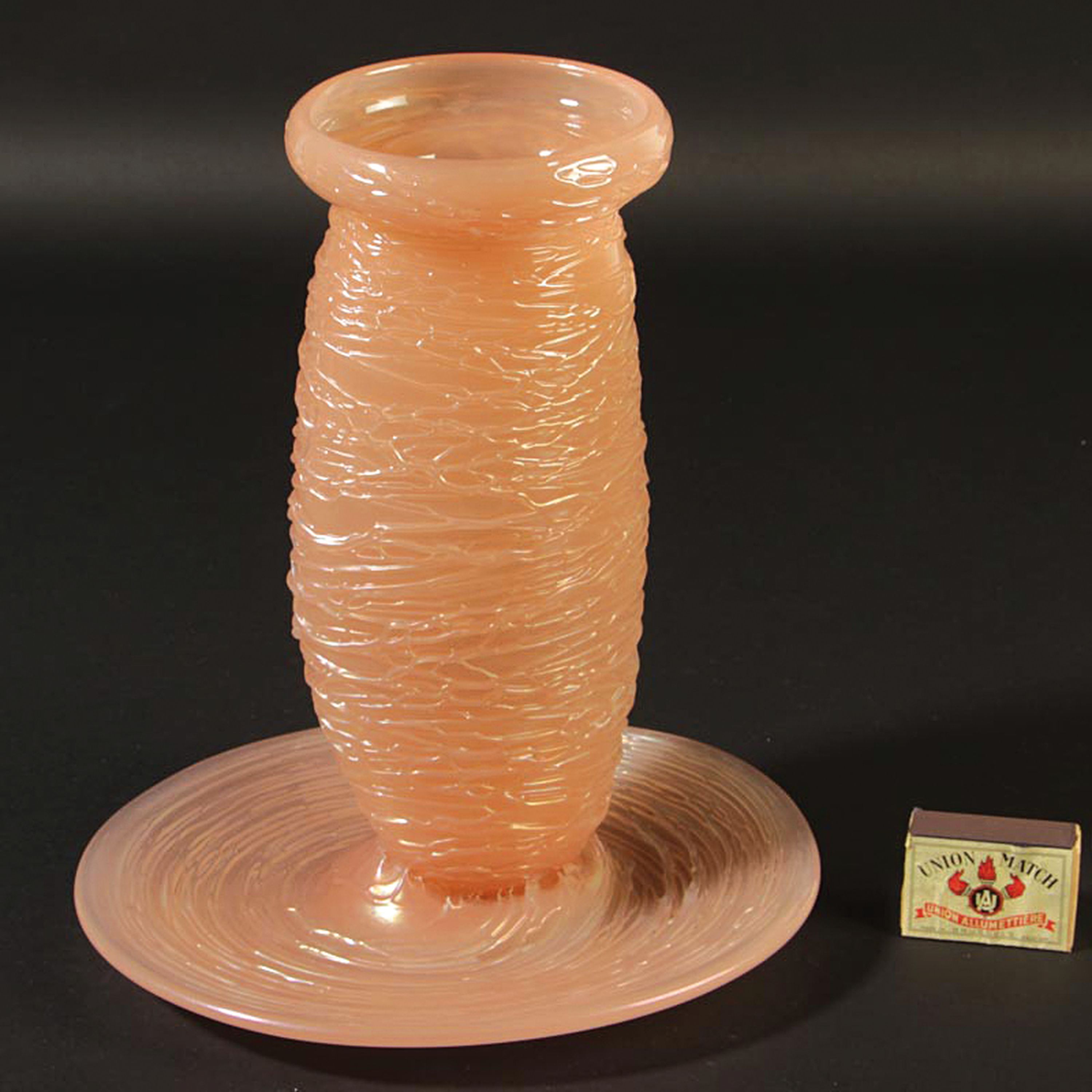 Detail a: Vase auf Platte, Cenedese Murano, 1950er Jahre, rosafarbenes opakes Glas mit aufgelegten Fäden, lüstriert, H. ca. 26cm, Durchm. unten ca. 23cm
