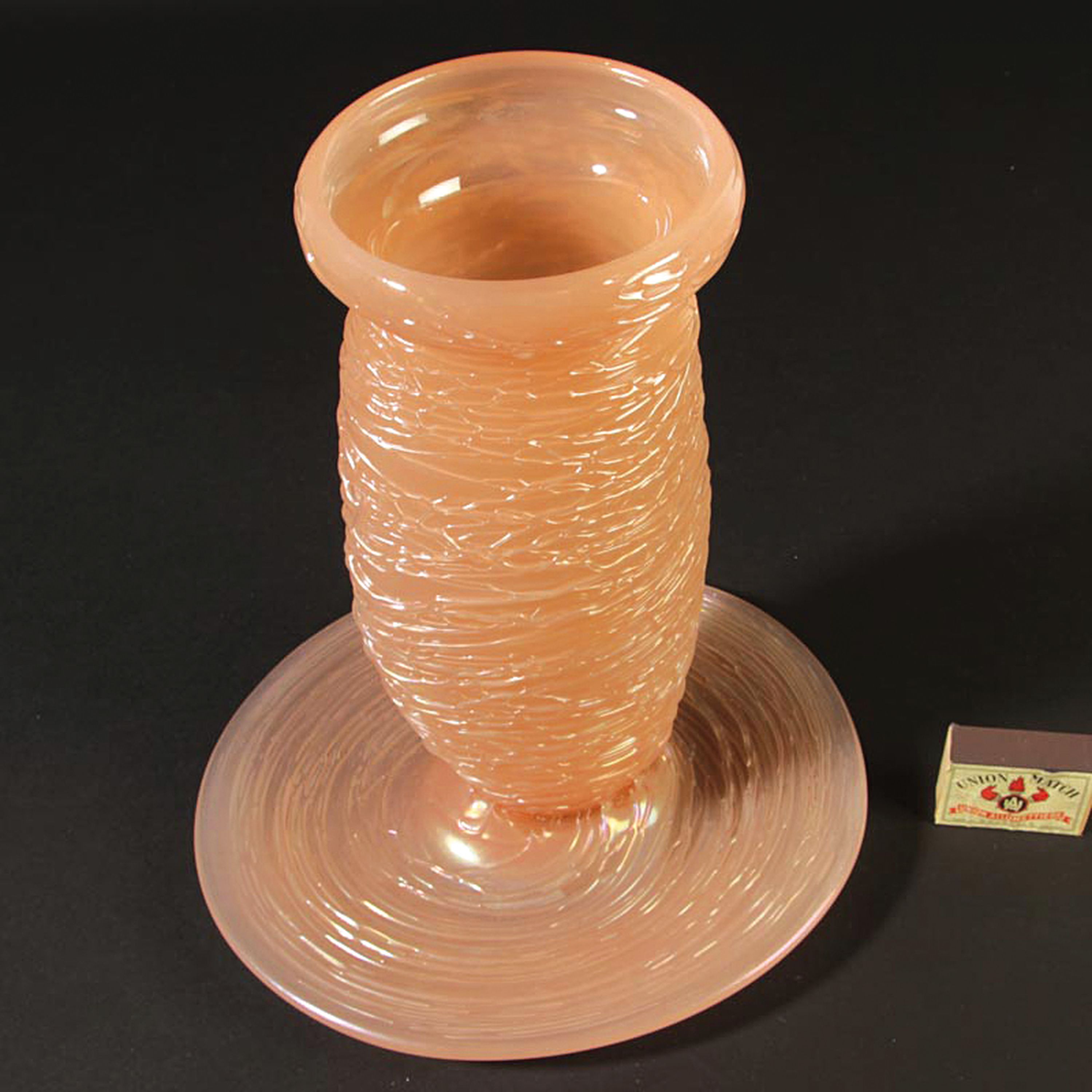 Detail b: Vase auf Platte, Cenedese Murano, 1950er Jahre, rosafarbenes opakes Glas mit aufgelegten Fäden, lüstriert, H. ca. 26cm, Durchm. unten ca. 23cm