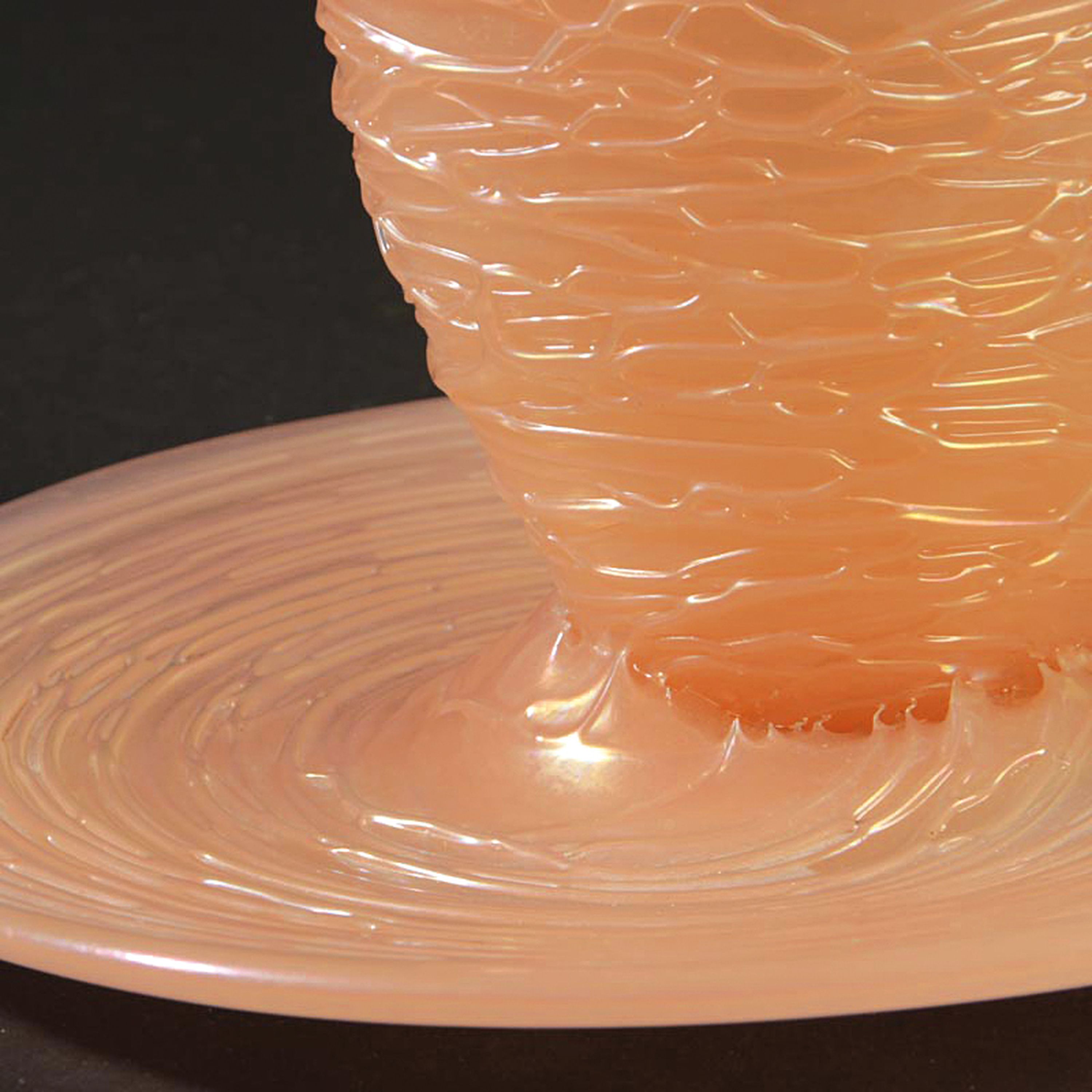 Detail c: Vase auf Platte, Cenedese Murano, 1950er Jahre, rosafarbenes opakes Glas mit aufgelegten Fäden, lüstriert, H. ca. 26cm, Durchm. unten ca. 23cm