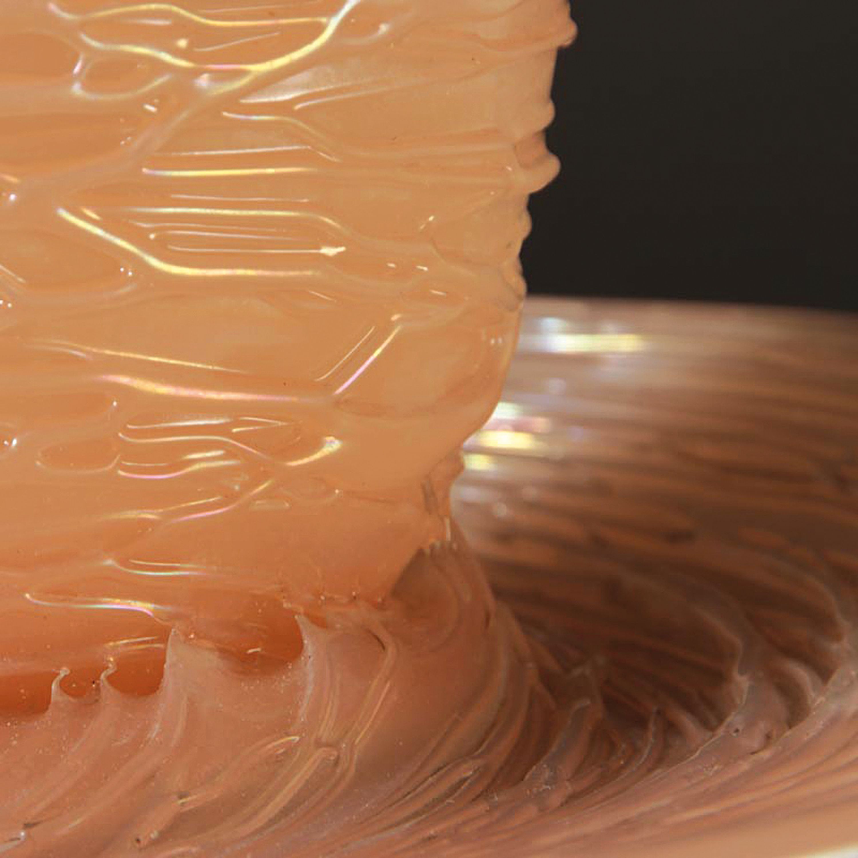 Detail d: Vase auf Platte, Cenedese Murano, 1950er Jahre, rosafarbenes opakes Glas mit aufgelegten Fäden, lüstriert, H. ca. 26cm, Durchm. unten ca. 23cm
