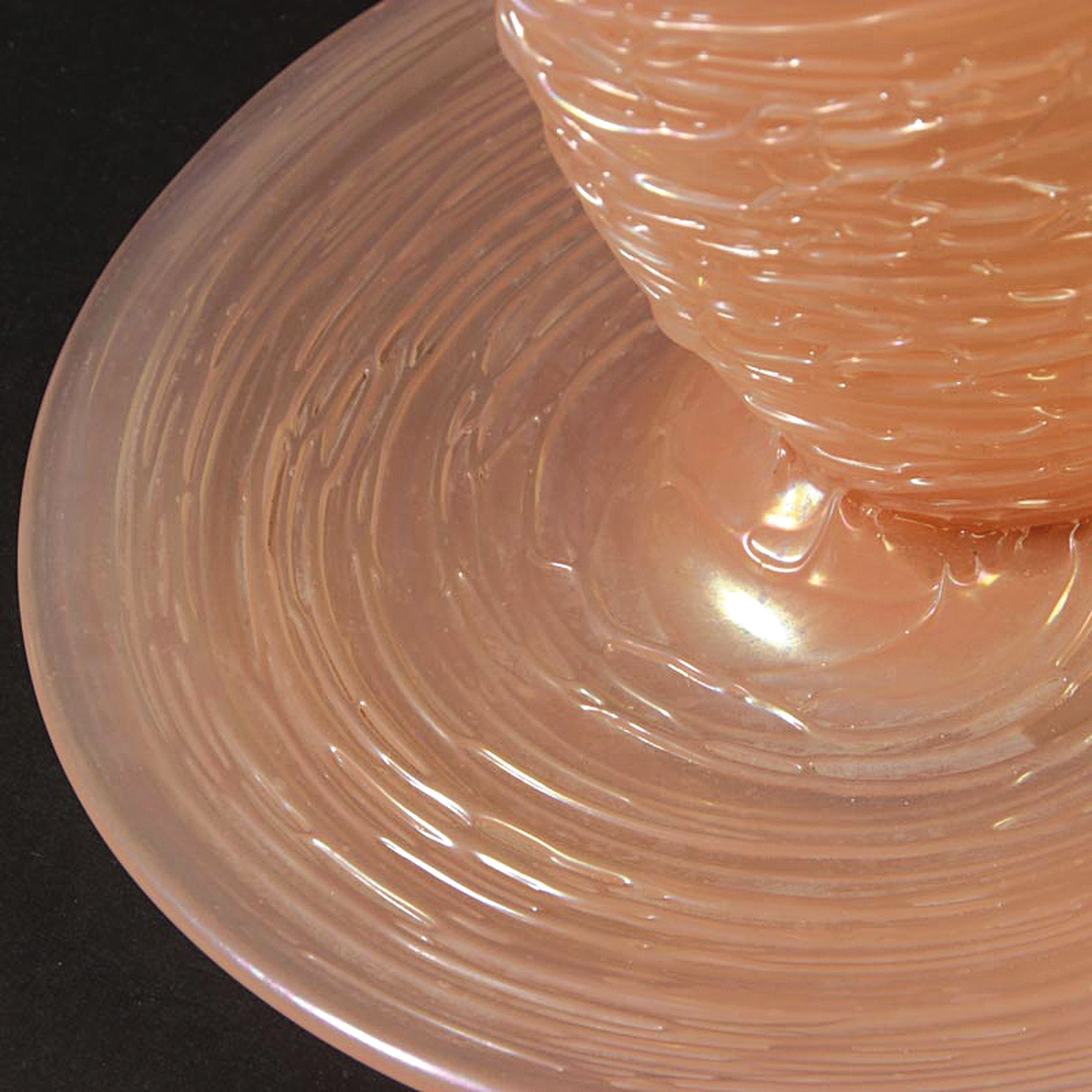 Detail e: Vase auf Platte, Cenedese Murano, 1950er Jahre, rosafarbenes opakes Glas mit aufgelegten Fäden, lüstriert, H. ca. 26cm, Durchm. unten ca. 23cm