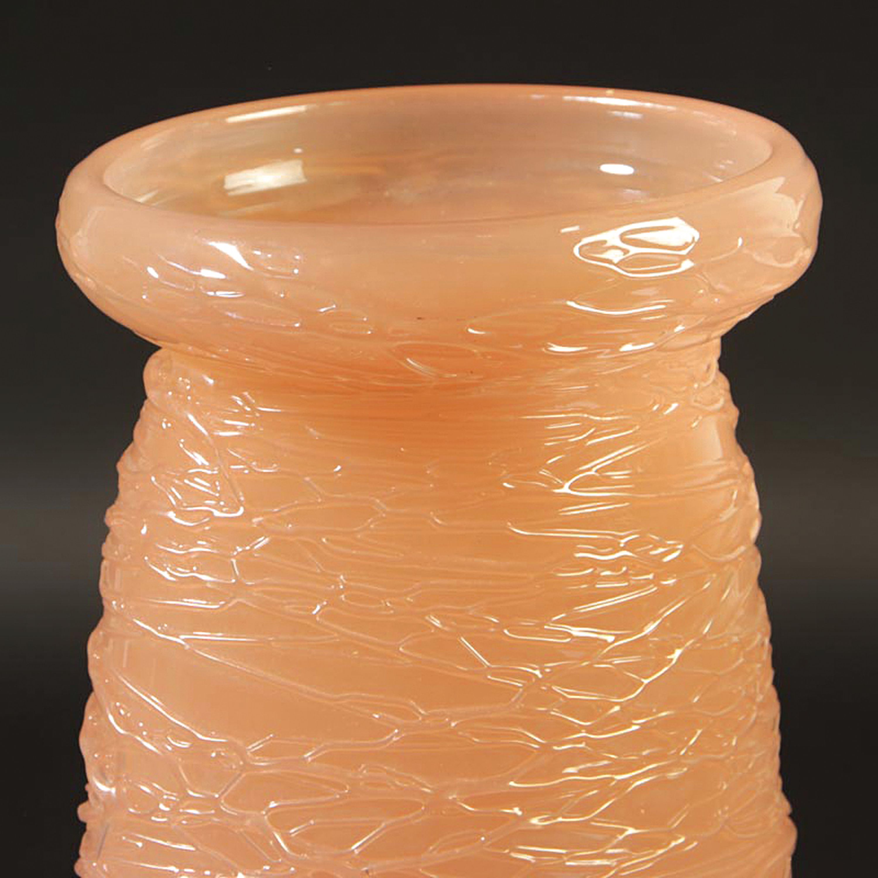 Detail f: Vase auf Platte, Cenedese Murano, 1950er Jahre, rosafarbenes opakes Glas mit aufgelegten Fäden, lüstriert, H. ca. 26cm, Durchm. unten ca. 23cm