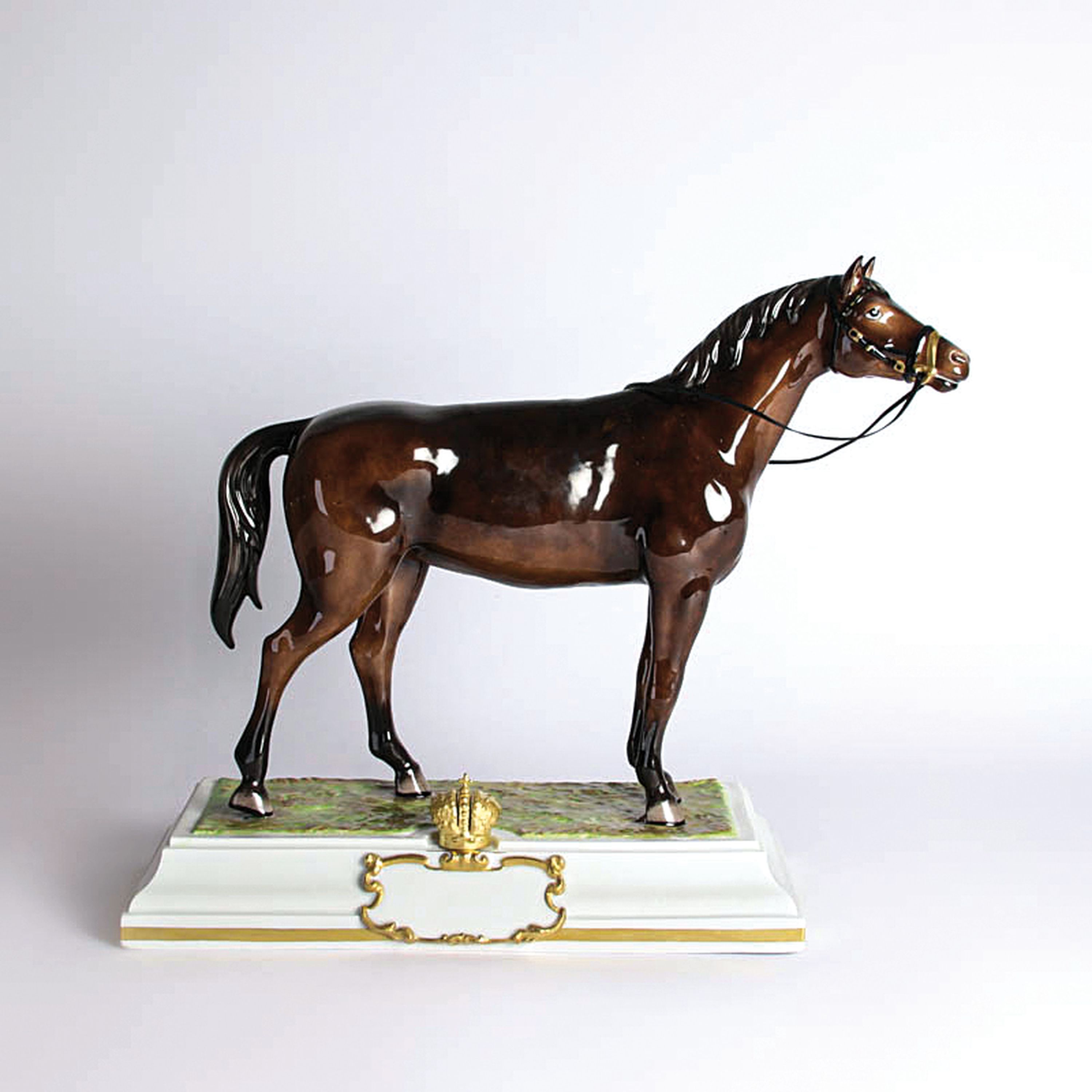 Porzellanfigur, Aelteste Volkstedt, stehendes Pferd, Sockel mit Wappen und Krone, polychrom naturalistisch bemalt, H. ca. 35cm, L. ca. 40cm