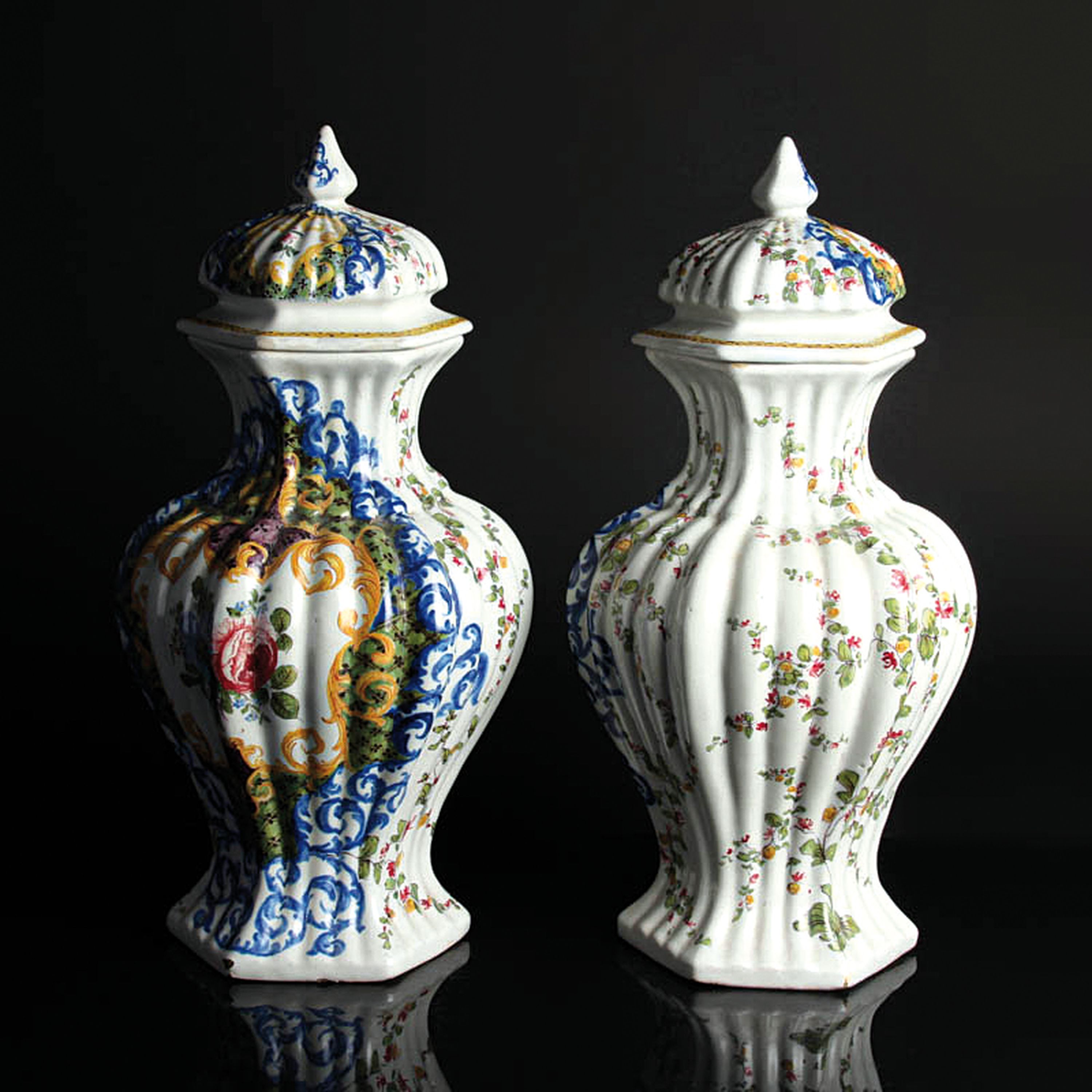 Paar Deckelgefäße, Bassano, 19. Jh., Fayence, bunte Blumenmalerei in blau gerahmten Kartuschen, kleinere Glasurschäden, am Boden bez.: Nove mit ...