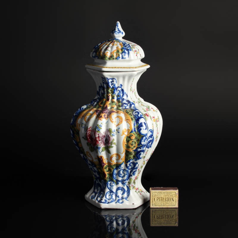 Detail a: Paar Deckelgefäße, Bassano, 19. Jh., Fayence, bunte Blumenmalerei in blau gerahmten Kartuschen, kleinere Glasurschäden, am Boden bez.: Nove mit ...