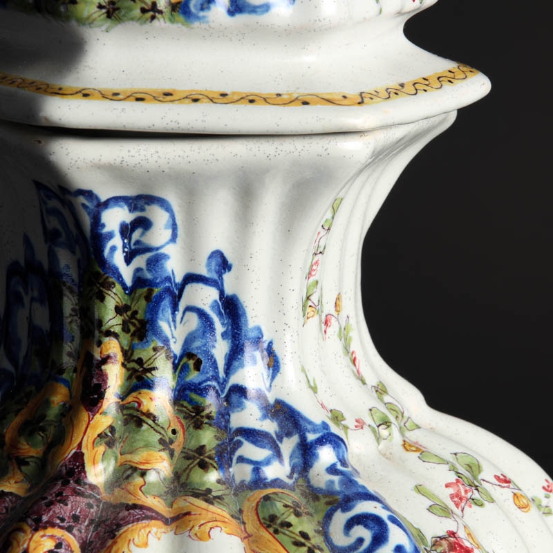 Detail b: Paar Deckelgefäße, Bassano, 19. Jh., Fayence, bunte Blumenmalerei in blau gerahmten Kartuschen, kleinere Glasurschäden, am Boden bez.: Nove mit ...