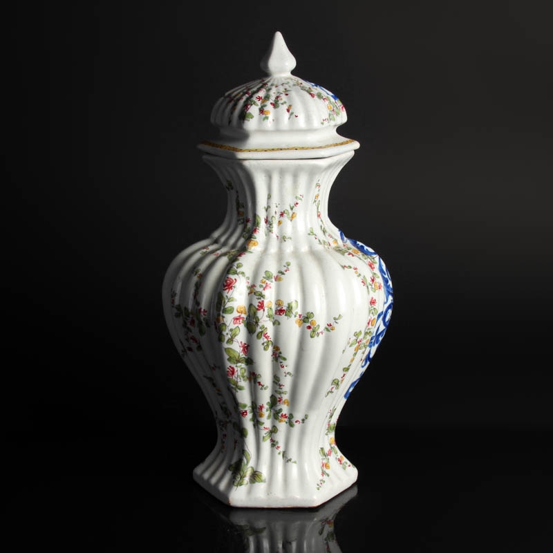 Detail c: Paar Deckelgefäße, Bassano, 19. Jh., Fayence, bunte Blumenmalerei in blau gerahmten Kartuschen, kleinere Glasurschäden, am Boden bez.: Nove mit ...