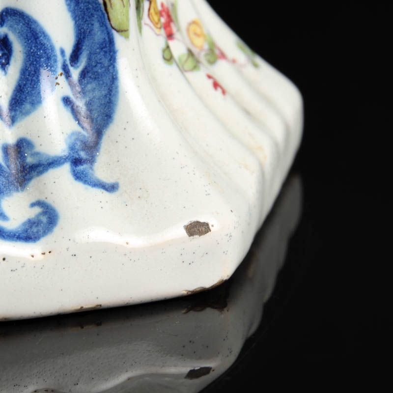 Detail f: Paar Deckelgefäße, Bassano, 19. Jh., Fayence, bunte Blumenmalerei in blau gerahmten Kartuschen, kleinere Glasurschäden, am Boden bez.: Nove mit ...