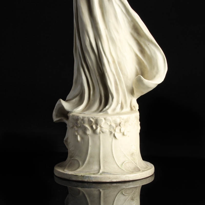 Detail b: Jugendstil Figur, wohl Österreich, um 1900, Biskuitporzellan, Darst. einer jungen Frau mit Blütenzweig, H. ca. 50cm, am Sockel min. best./rest.