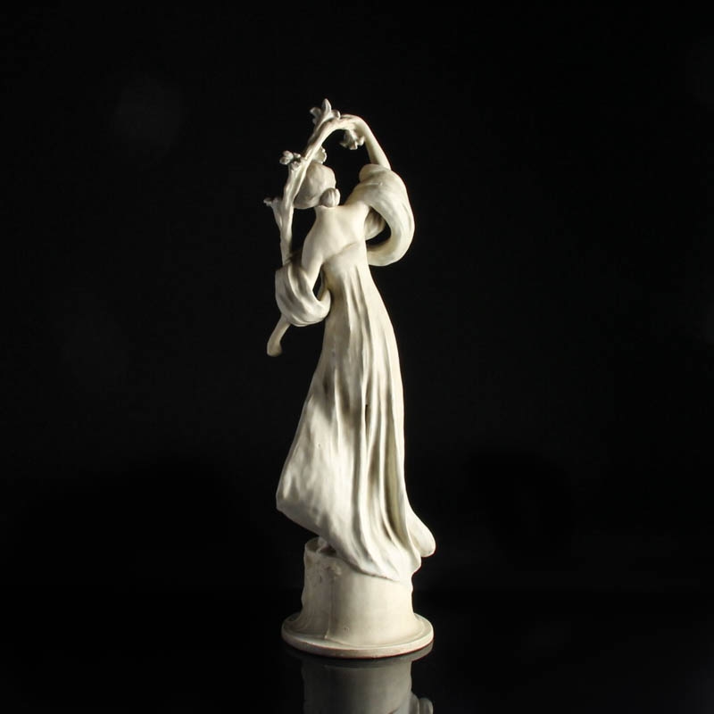 Detail d: Jugendstil Figur, wohl Österreich, um 1900, Biskuitporzellan, Darst. einer jungen Frau mit Blütenzweig, H. ca. 50cm, am Sockel min. best./rest.