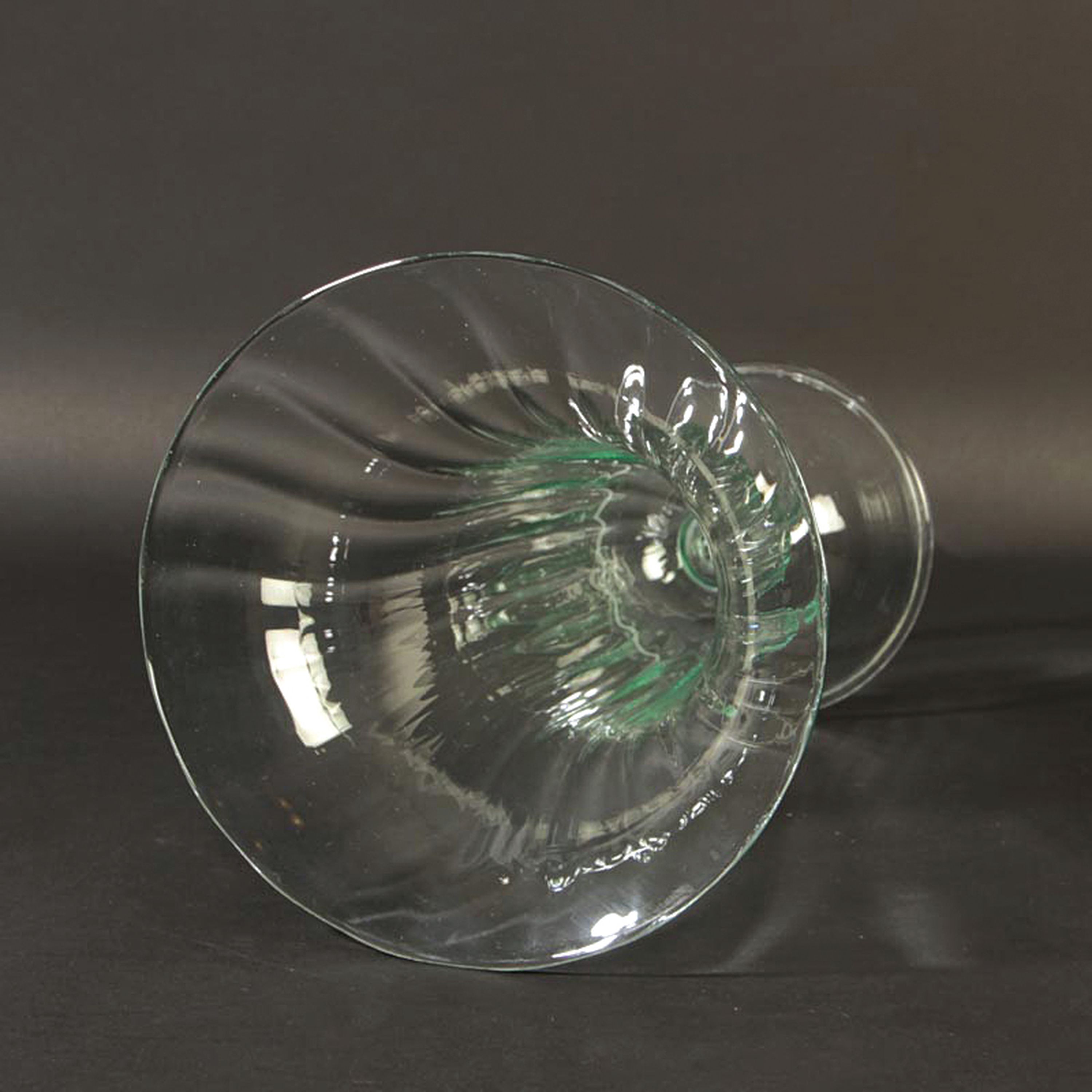 Detail b: Trichtervase soffiato, Murano, 1960er Jahre, mundgeblasenes grünliches Glas, gerippt, H. ca. 30.5cm