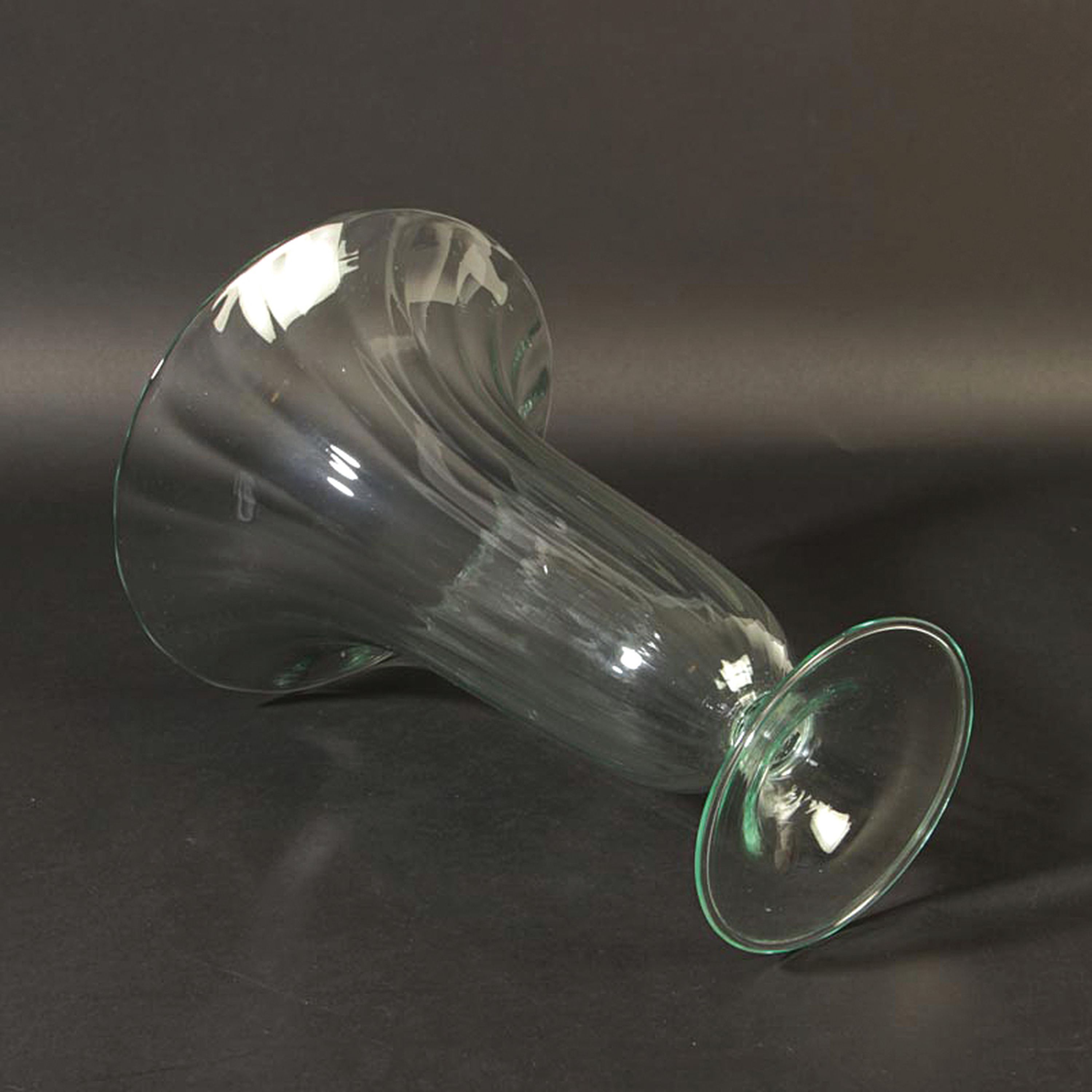 Detail c: Trichtervase soffiato, Murano, 1960er Jahre, mundgeblasenes grünliches Glas, gerippt, H. ca. 30.5cm