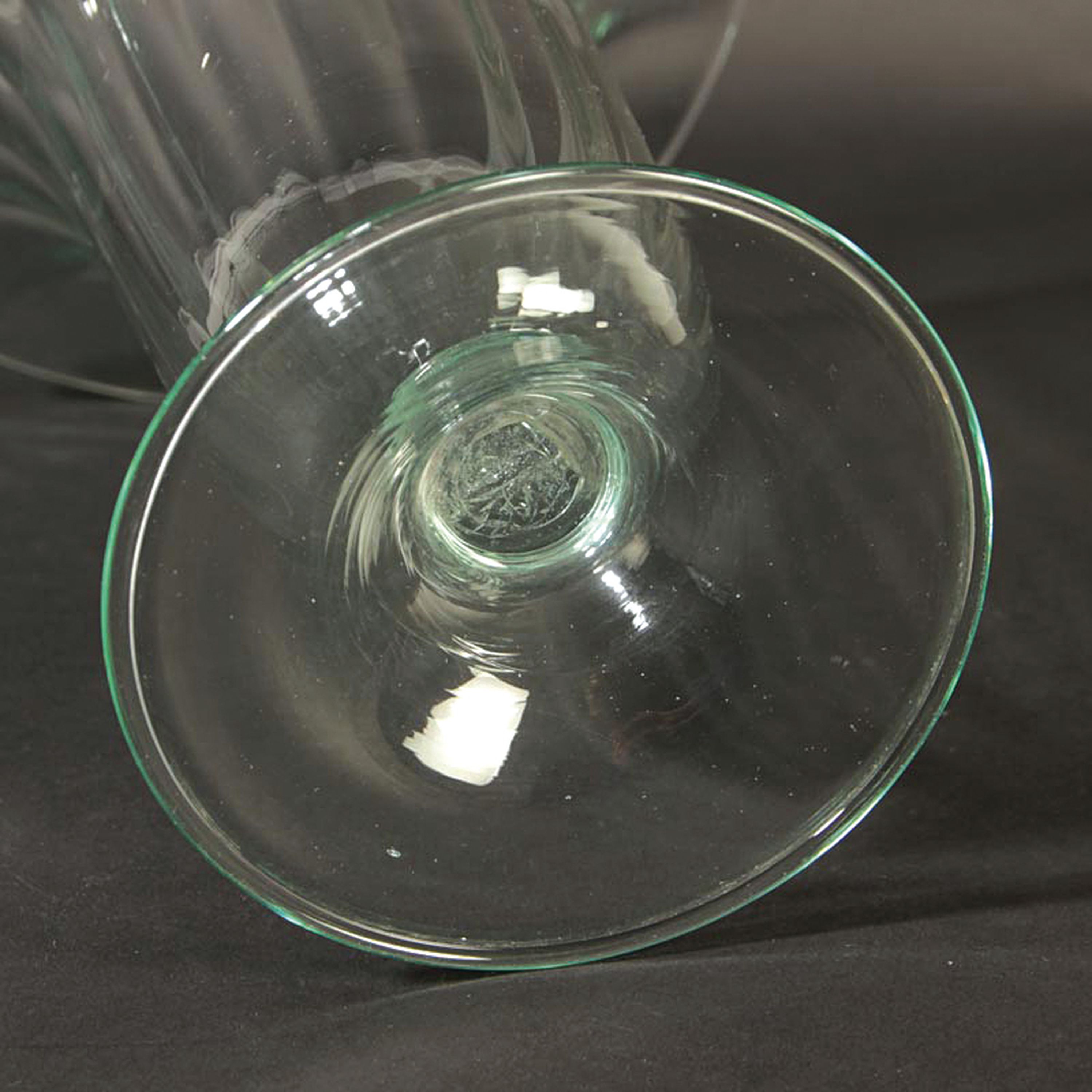 Detail d: Trichtervase soffiato, Murano, 1960er Jahre, mundgeblasenes grünliches Glas, gerippt, H. ca. 30.5cm