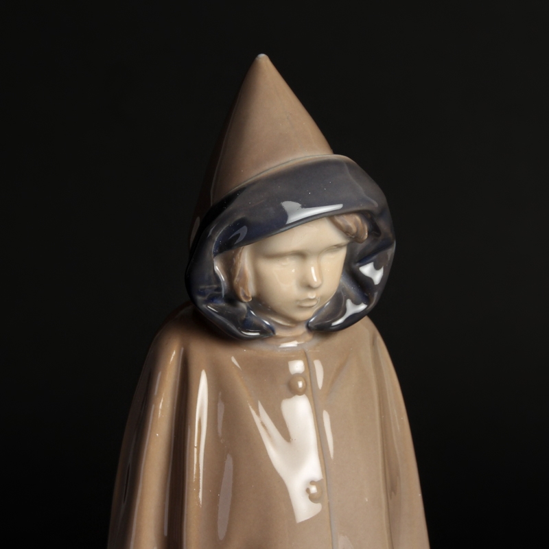 Detail a: Porzellanfigur, Mädchen im Mantel, Bing & Gröndahl, Entw. Ingeborg Plockross Irminger, um 1909/14, Porzellan, farbig staffiert, H. 23,5 cm