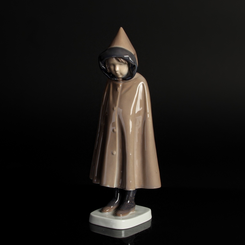 Detail b: Porzellanfigur, Mädchen im Mantel, Bing & Gröndahl, Entw. Ingeborg Plockross Irminger, um 1909/14, Porzellan, farbig staffiert, H. 23,5 cm
