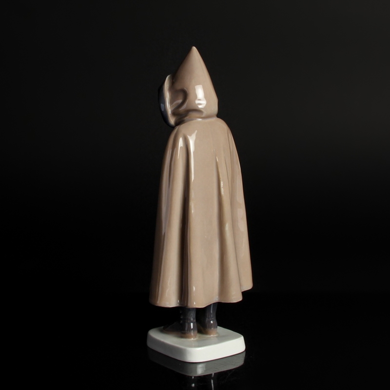 Detail c: Porzellanfigur, Mädchen im Mantel, Bing & Gröndahl, Entw. Ingeborg Plockross Irminger, um 1909/14, Porzellan, farbig staffiert, H. 23,5 cm
