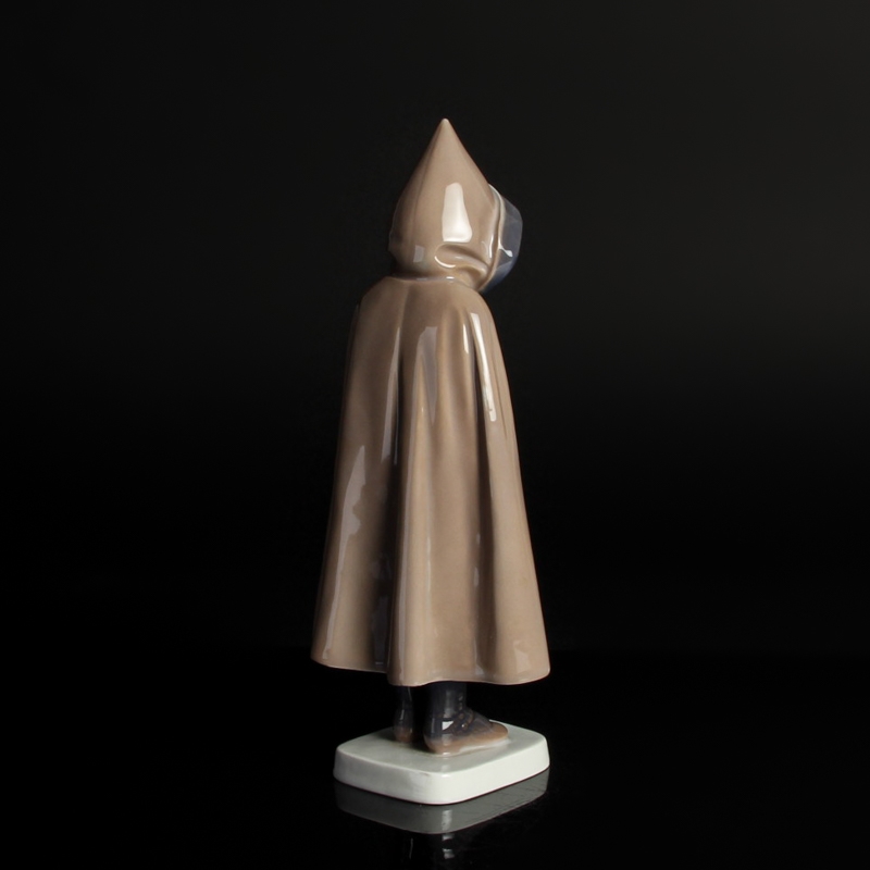 Detail d: Porzellanfigur, Mädchen im Mantel, Bing & Gröndahl, Entw. Ingeborg Plockross Irminger, um 1909/14, Porzellan, farbig staffiert, H. 23,5 cm