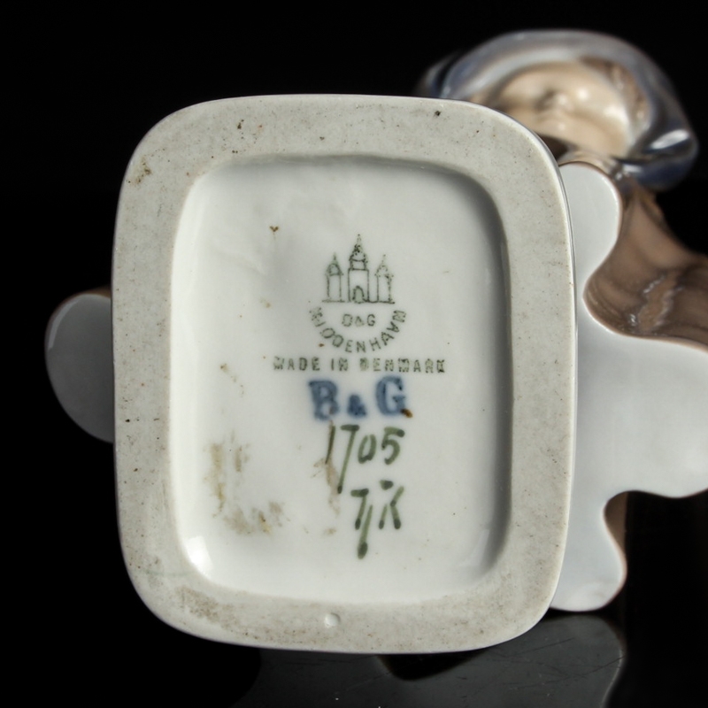 Detail e: Porzellanfigur, Mädchen im Mantel, Bing & Gröndahl, Entw. Ingeborg Plockross Irminger, um 1909/14, Porzellan, farbig staffiert, H. 23,5 cm