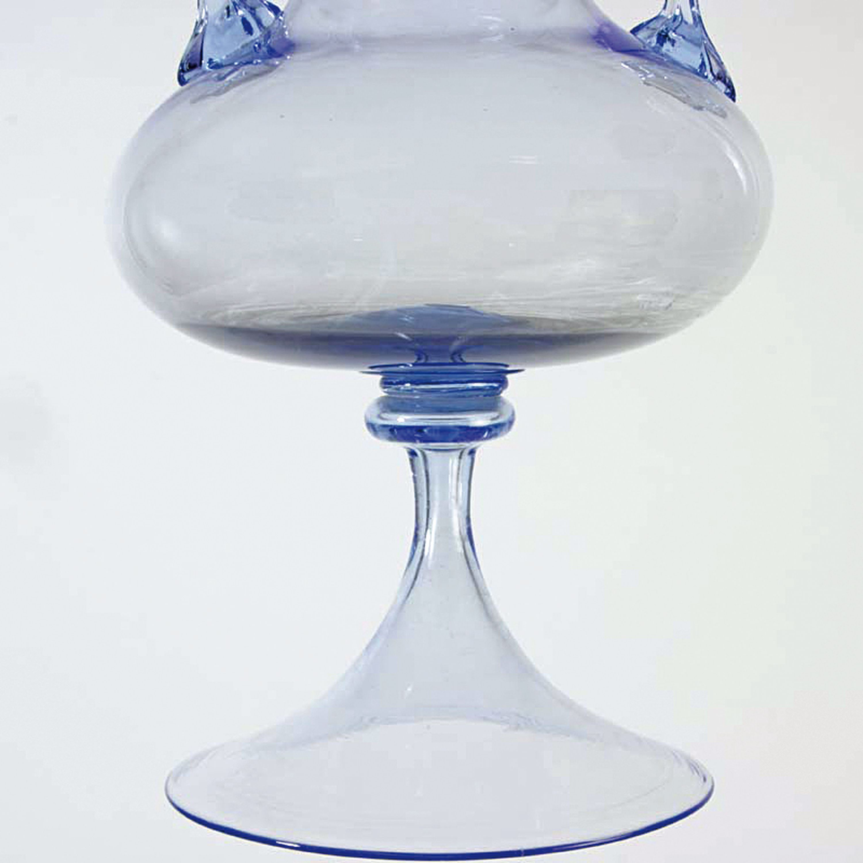 Detail b: Vase, Murano, um 1920, wohl Fratelli Toso, hellblaues dünnwandiges Glas mit applizierten Henkeln und Bändern, H. ca. 38cm