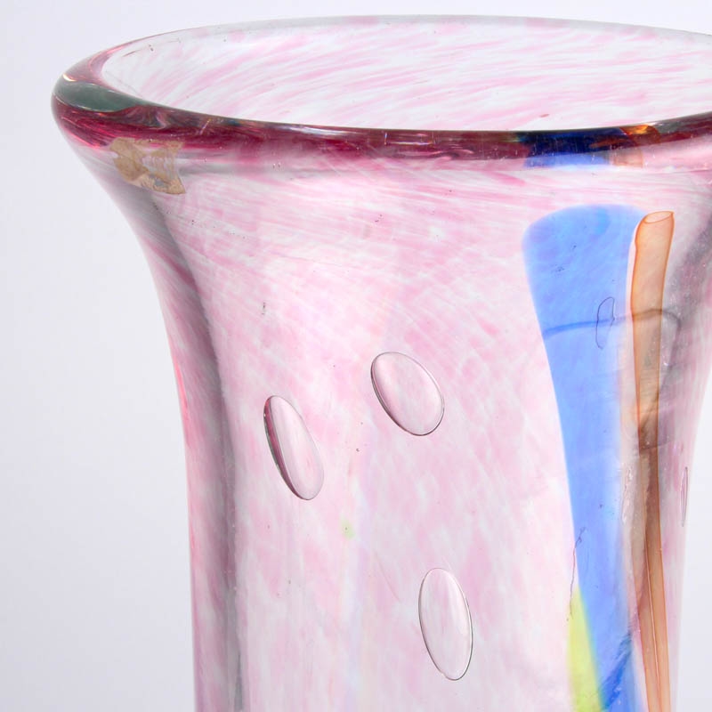 Detail b: Vase, Murano Italien, 1980er Jahre, rosa eingepudertes Glas mit eingeschmolzenen Luftblasen und drei Streifen in Gelb, Blau und Orange, H. ca. 34cm