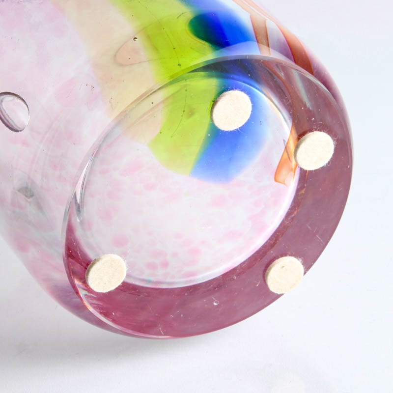 Detail c: Vase, Murano Italien, 1980er Jahre, rosa eingepudertes Glas mit eingeschmolzenen Luftblasen und drei Streifen in Gelb, Blau und Orange, H. ca. 34cm