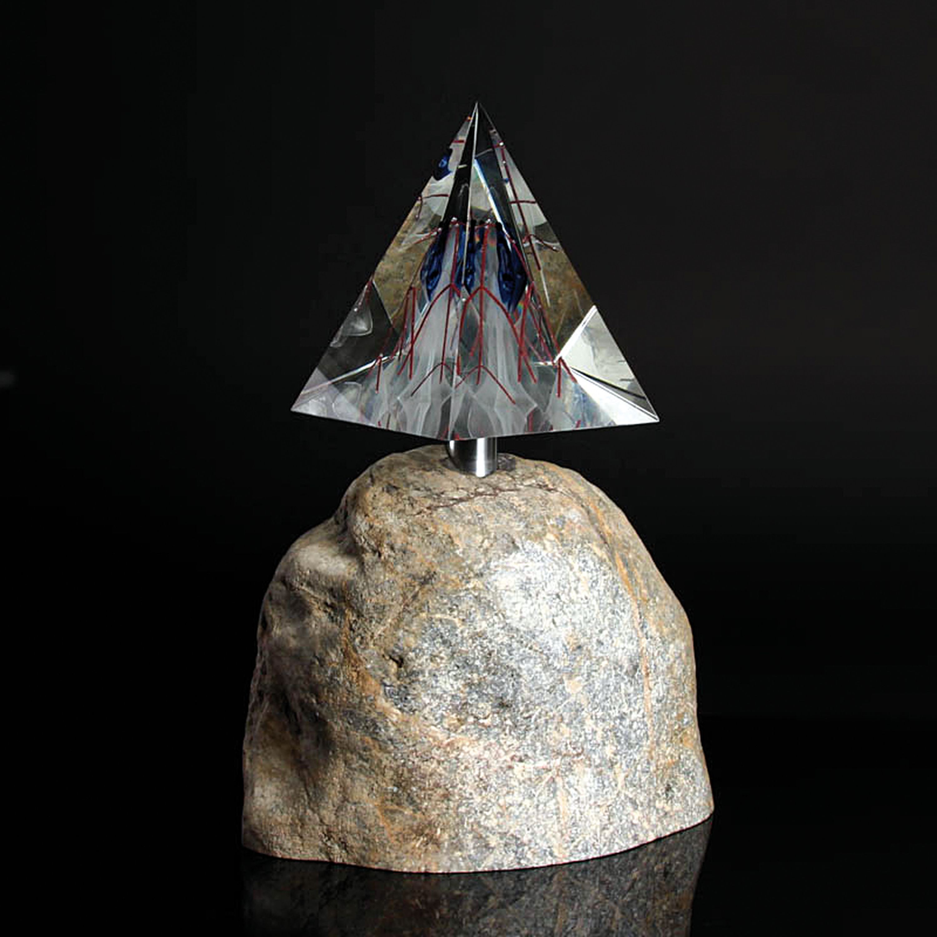 Mixed Media-Objekt, Fritz Prehal, geb. 1960 Radstadt, Steinkuppe mit aufgesteckter Glaspyramide, signiert und datiert 12/97, H. 36 cm