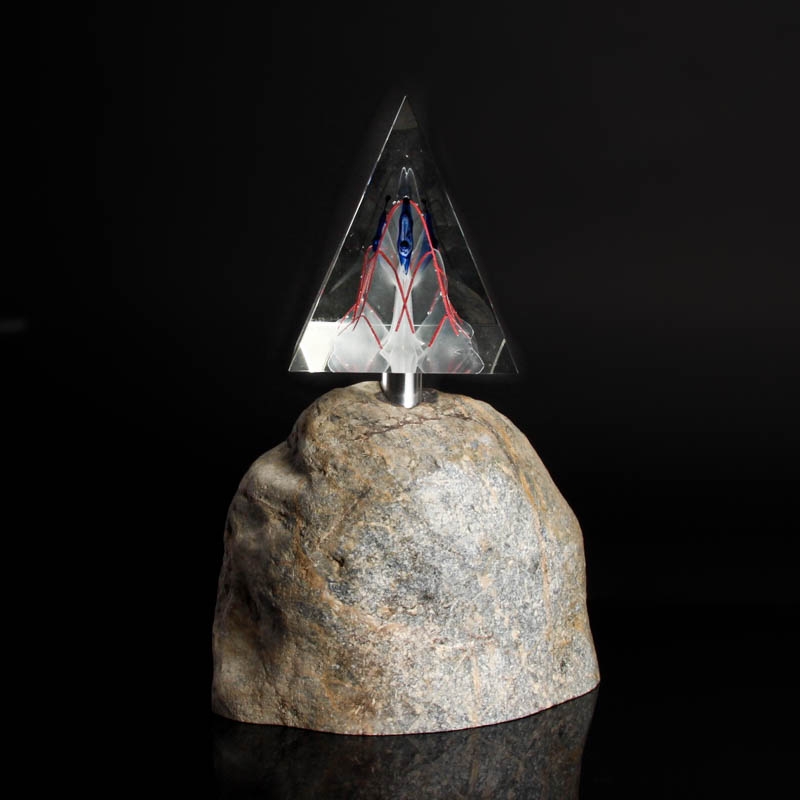 Detail a: Mixed Media-Objekt, Fritz Prehal, geb. 1960 Radstadt, Steinkuppe mit aufgesteckter Glaspyramide, signiert und datiert 12/97, H. 36 cm