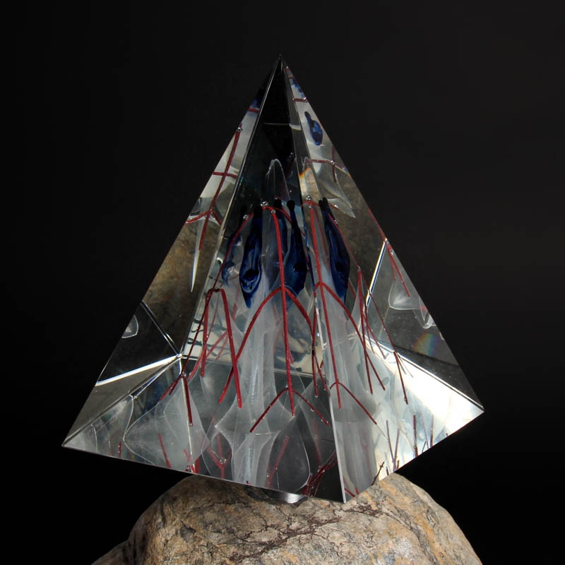 Detail b: Mixed Media-Objekt, Fritz Prehal, geb. 1960 Radstadt, Steinkuppe mit aufgesteckter Glaspyramide, signiert und datiert 12/97, H. 36 cm