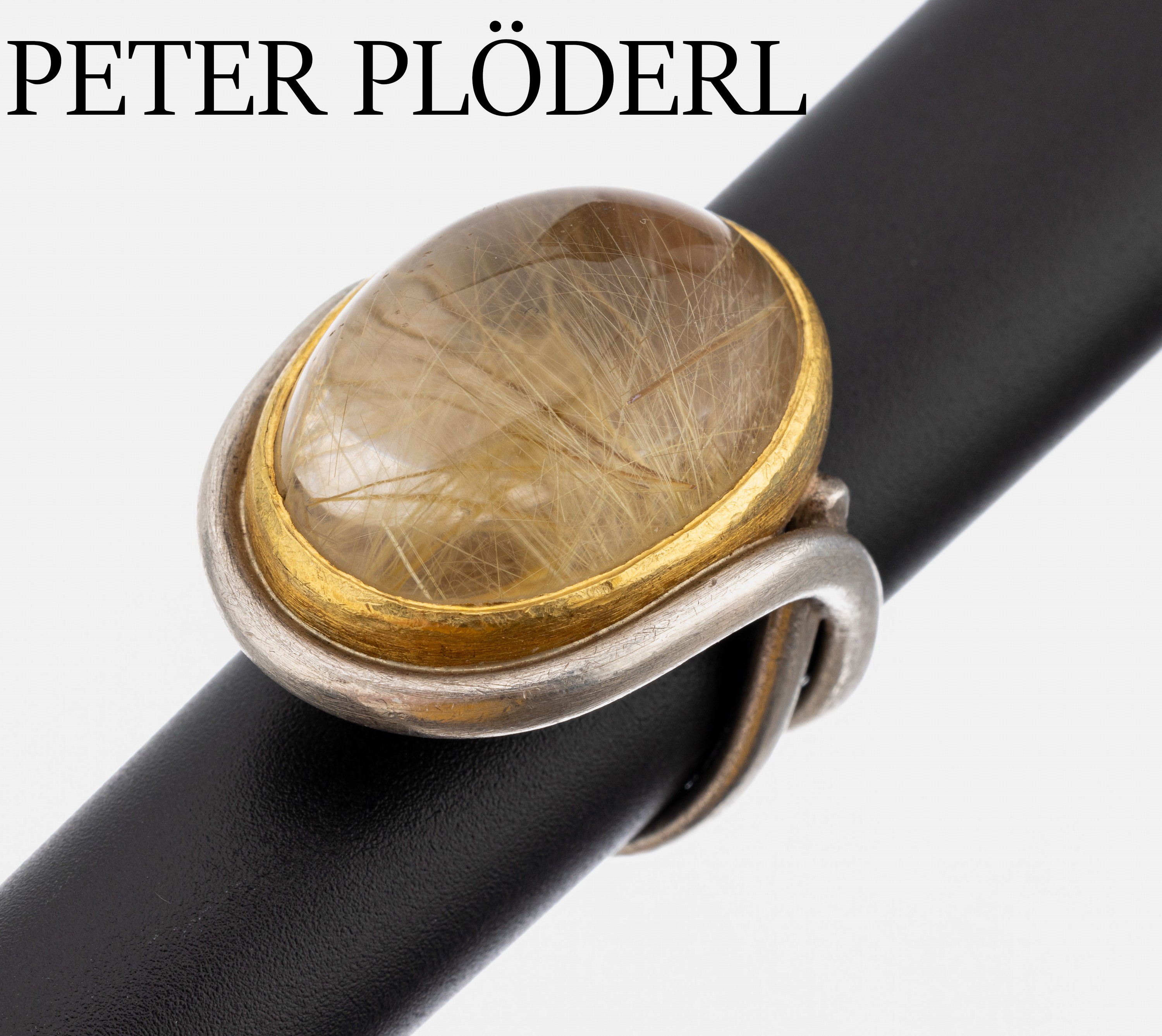 Ausgefallener PETER PLÖDERL Ring 925er Silber und GG 750/000, Rutilquarz-Cabochon ca.74.00 ct, Fassung mit Eiskristalleffekt, schwere Ausführung, ...