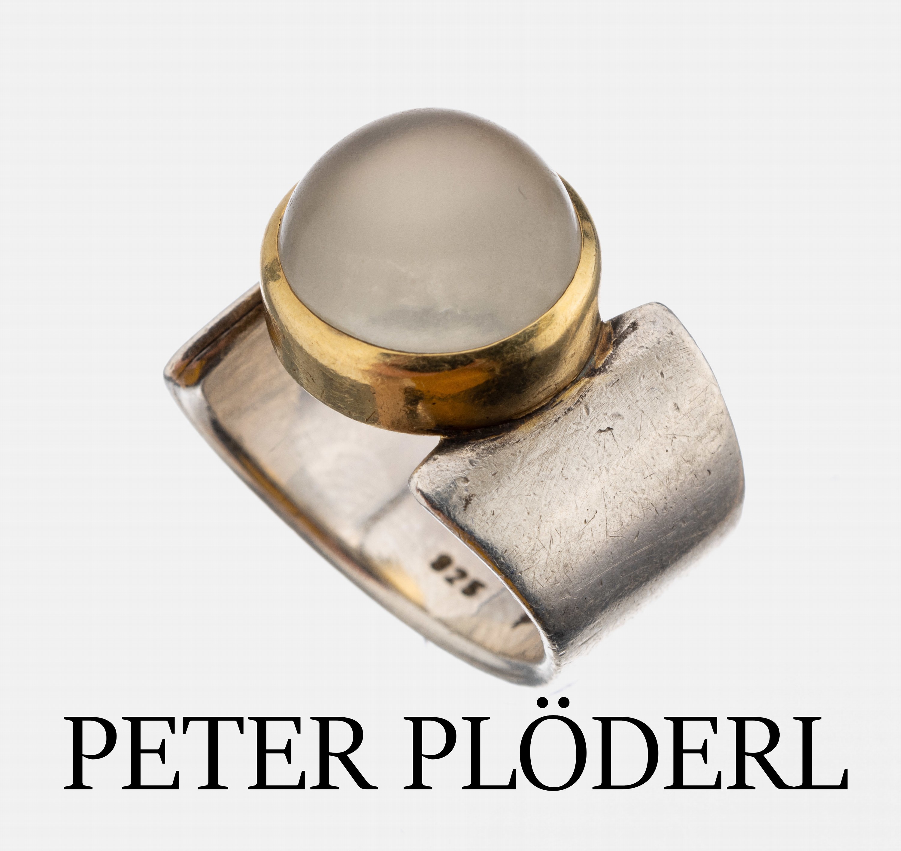 Ausgefallener PETER PLÖDERL Ring, 925er Silber und GG 750/000, 1 rundes Mondstein- Cabochon ca. 7.00 ct, ca. 9.9 g, RW 49