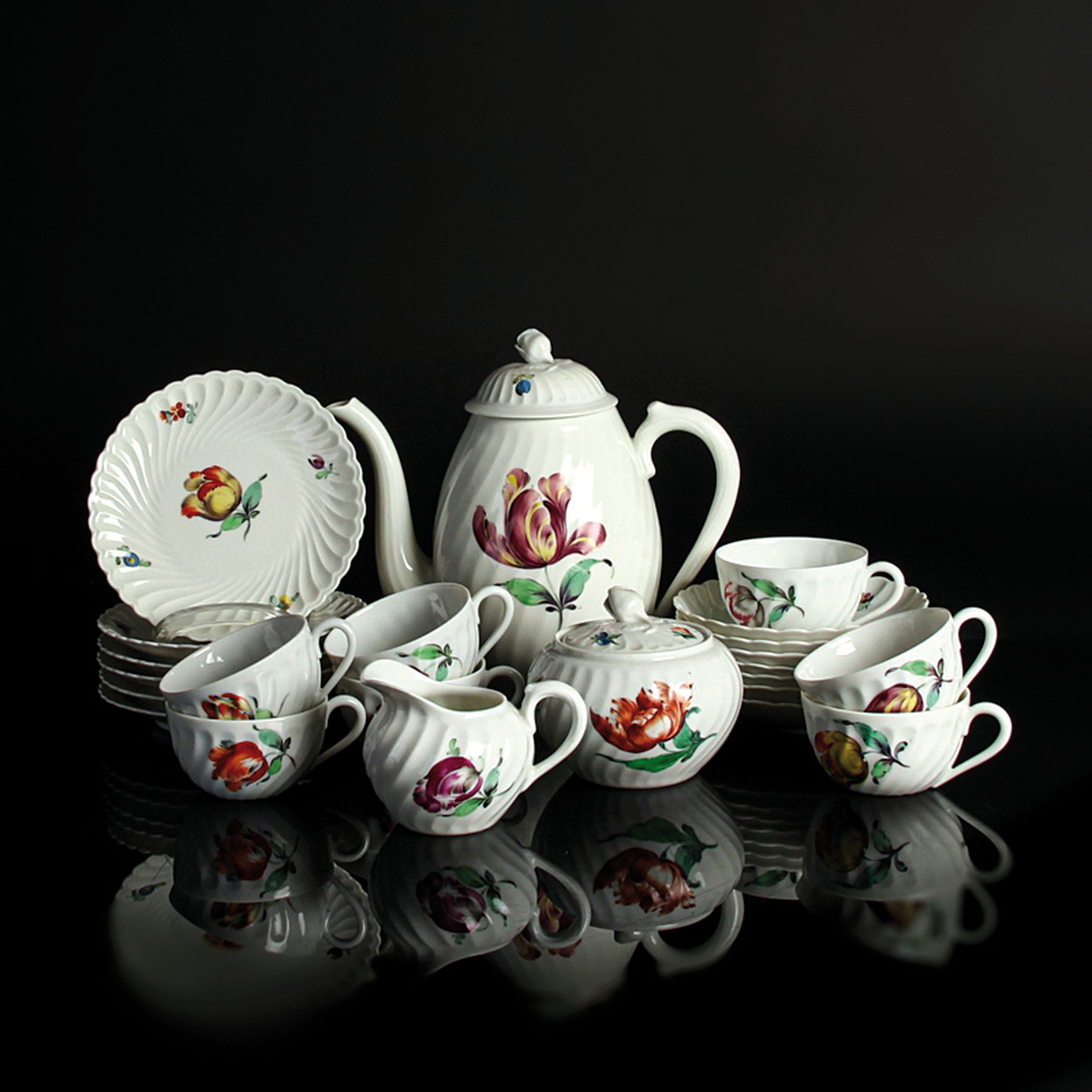 Mokka- bzw. Espresso Service, Nymphenburg, 1920er Jahre, Porzellan, bunte Blumenmalerei, Kännchen, 7 Tassen mit Untertassen, 6 Gebäckteller, ...