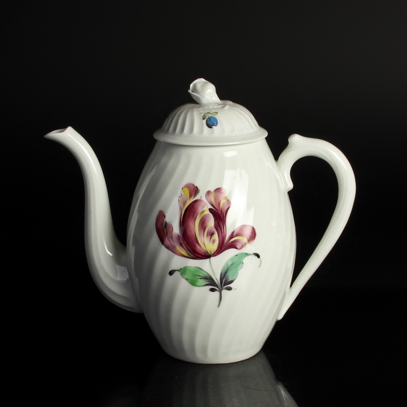 Detail a: Mokka- bzw. Espresso Service, Nymphenburg, 1920er Jahre, Porzellan, bunte Blumenmalerei, Kännchen, 7 Tassen mit Untertassen, 6 Gebäckteller, ...