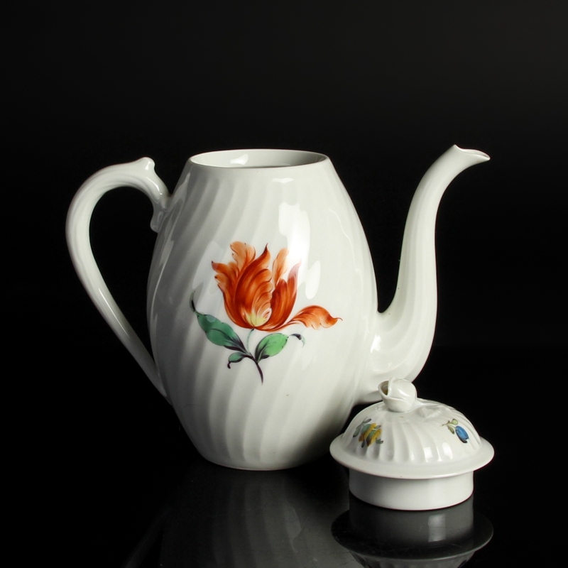 Detail b: Mokka- bzw. Espresso Service, Nymphenburg, 1920er Jahre, Porzellan, bunte Blumenmalerei, Kännchen, 7 Tassen mit Untertassen, 6 Gebäckteller, ...