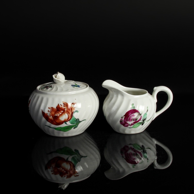 Detail c: Mokka- bzw. Espresso Service, Nymphenburg, 1920er Jahre, Porzellan, bunte Blumenmalerei, Kännchen, 7 Tassen mit Untertassen, 6 Gebäckteller, ...