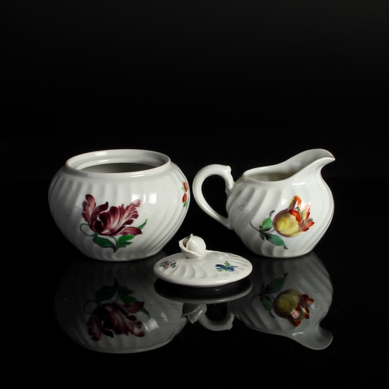 Detail d: Mokka- bzw. Espresso Service, Nymphenburg, 1920er Jahre, Porzellan, bunte Blumenmalerei, Kännchen, 7 Tassen mit Untertassen, 6 Gebäckteller, ...