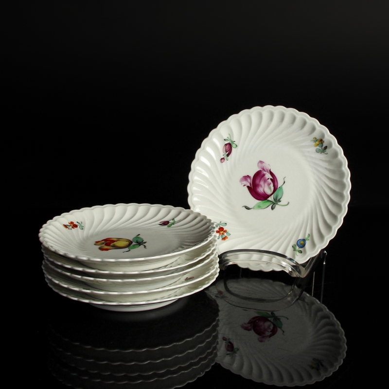 Detail f: Mokka- bzw. Espresso Service, Nymphenburg, 1920er Jahre, Porzellan, bunte Blumenmalerei, Kännchen, 7 Tassen mit Untertassen, 6 Gebäckteller, ...