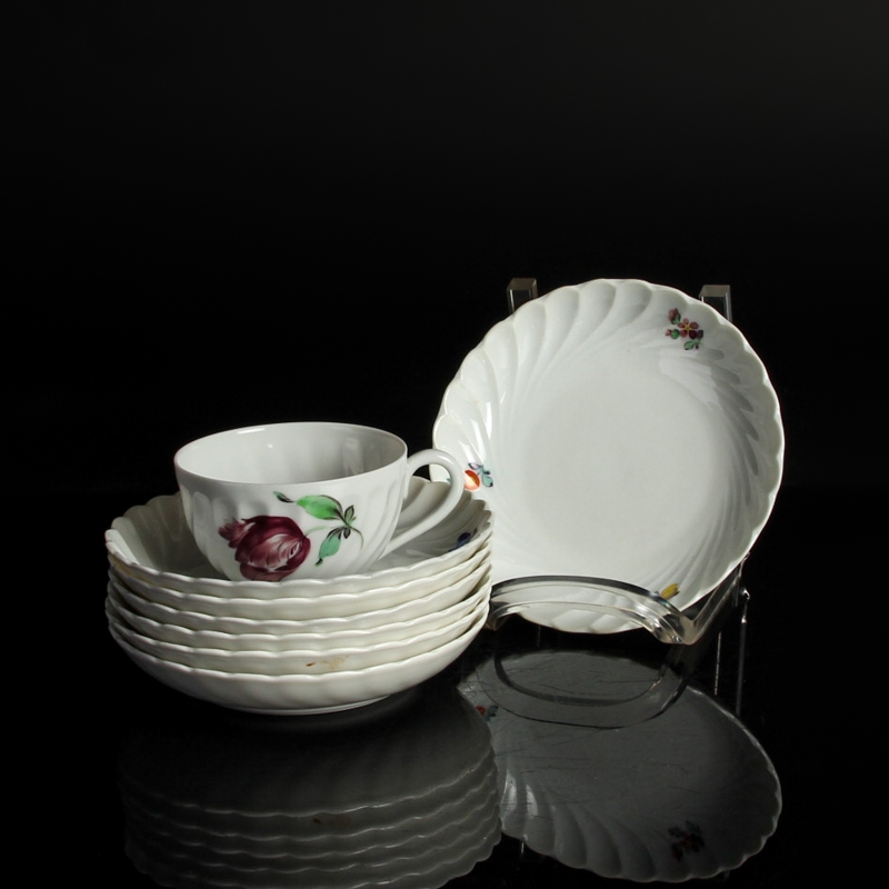 Detail g: Mokka- bzw. Espresso Service, Nymphenburg, 1920er Jahre, Porzellan, bunte Blumenmalerei, Kännchen, 7 Tassen mit Untertassen, 6 Gebäckteller, ...