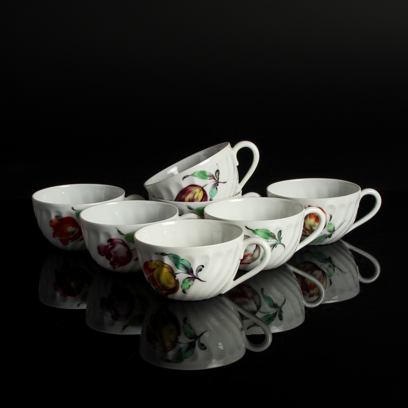 Detail h: Mokka- bzw. Espresso Service, Nymphenburg, 1920er Jahre, Porzellan, bunte Blumenmalerei, Kännchen, 7 Tassen mit Untertassen, 6 Gebäckteller, ...