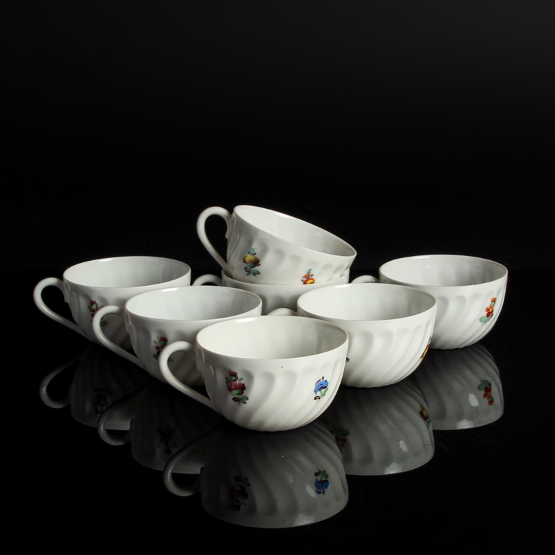 Detail i: Mokka- bzw. Espresso Service, Nymphenburg, 1920er Jahre, Porzellan, bunte Blumenmalerei, Kännchen, 7 Tassen mit Untertassen, 6 Gebäckteller, ...