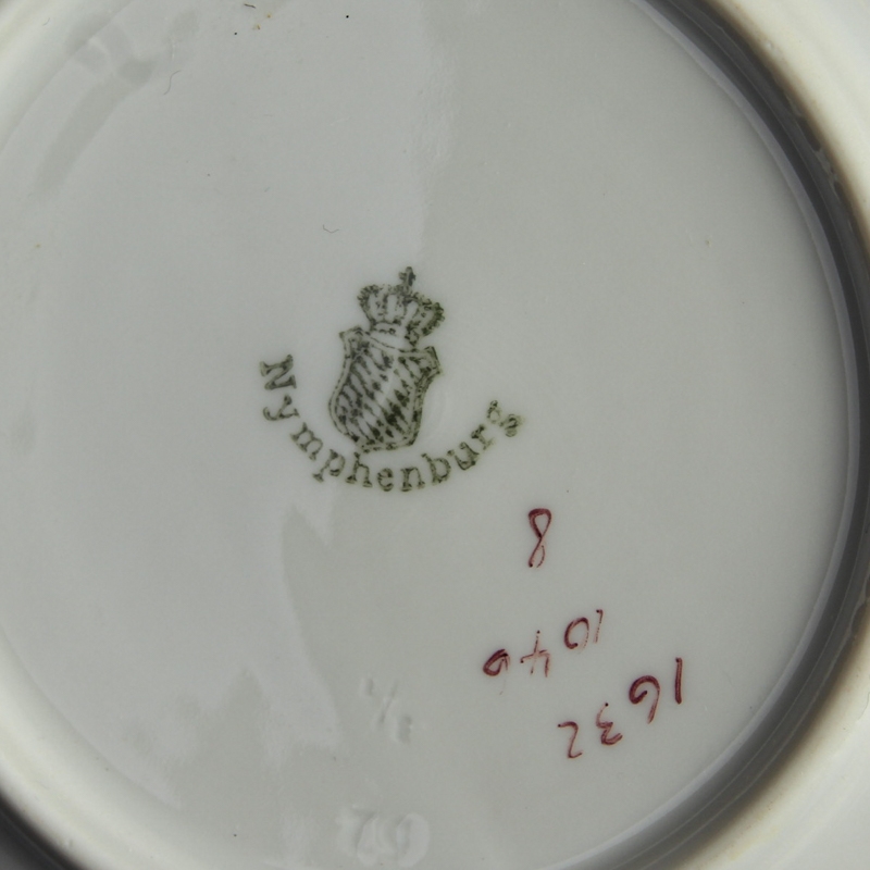Detail j: Mokka- bzw. Espresso Service, Nymphenburg, 1920er Jahre, Porzellan, bunte Blumenmalerei, Kännchen, 7 Tassen mit Untertassen, 6 Gebäckteller, ...