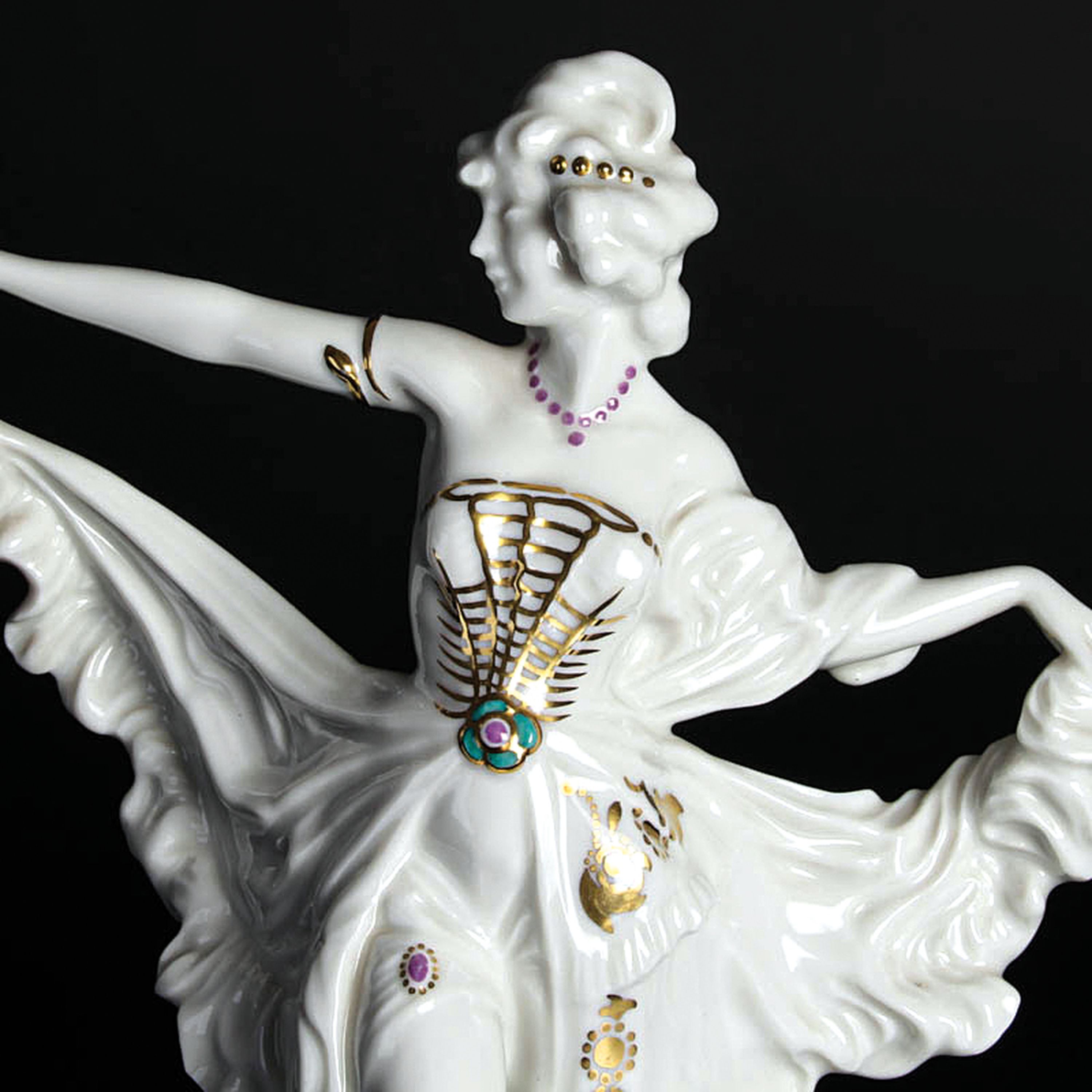 Detail b: Porzellanfigur, Hutschenreuther, Abteilung für Kunst, Tänzerin, sparsam golden und bunt staffiert, H. ca. 28cm