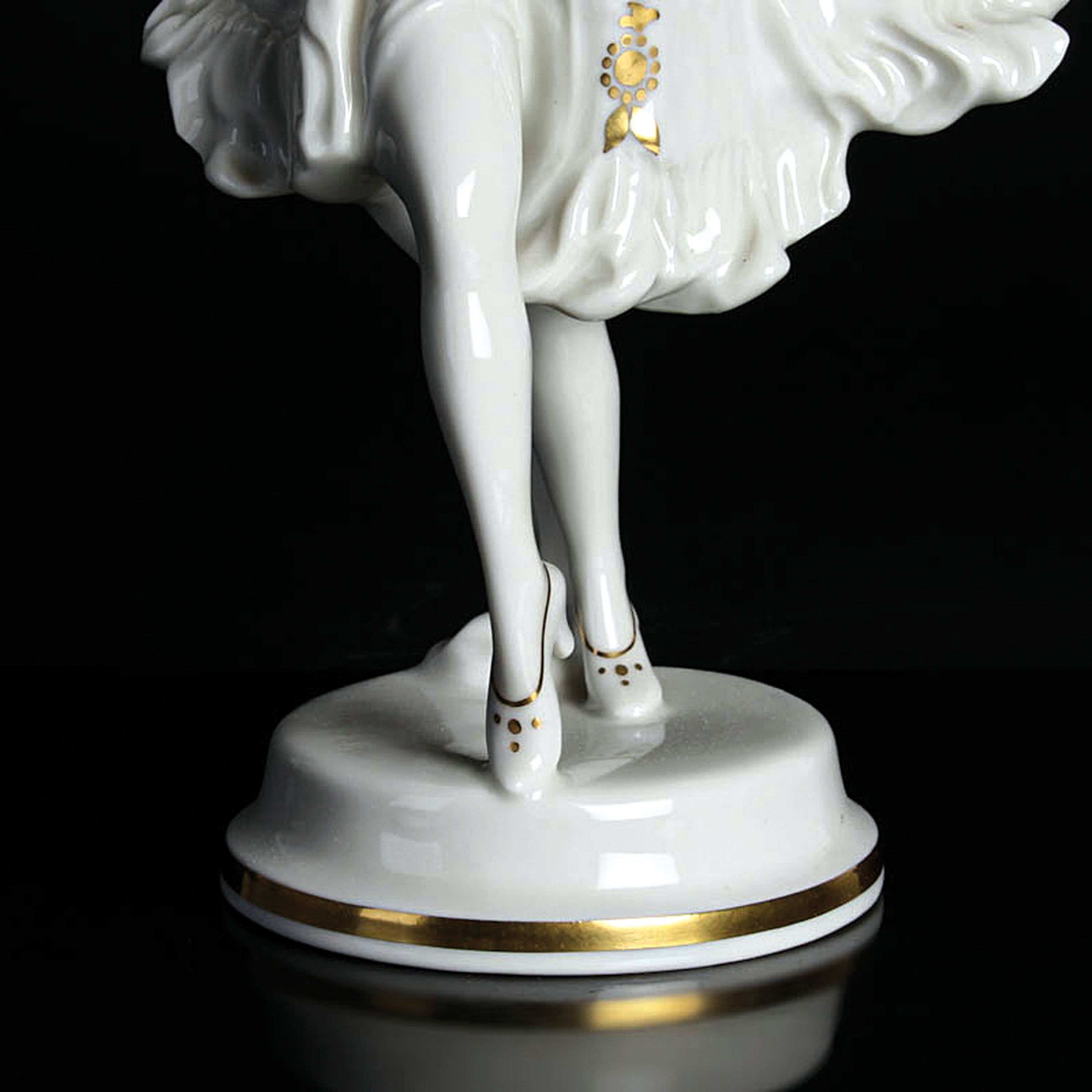 Detail c: Porzellanfigur, Hutschenreuther, Abteilung für Kunst, Tänzerin, sparsam golden und bunt staffiert, H. ca. 28cm