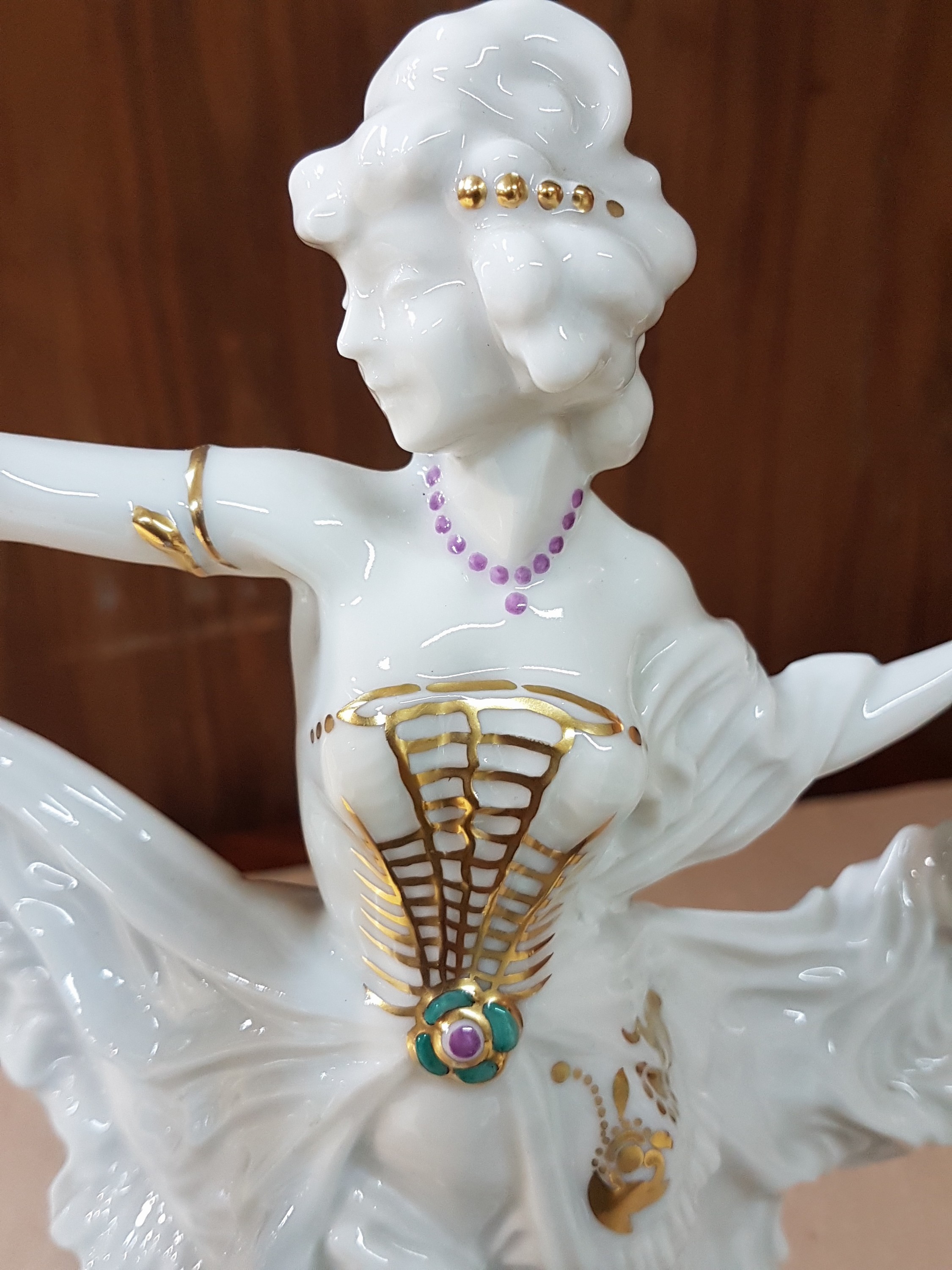 Detail m: Porzellanfigur, Hutschenreuther, Abteilung für Kunst, Tänzerin, sparsam golden und bunt staffiert, H. ca. 28cm