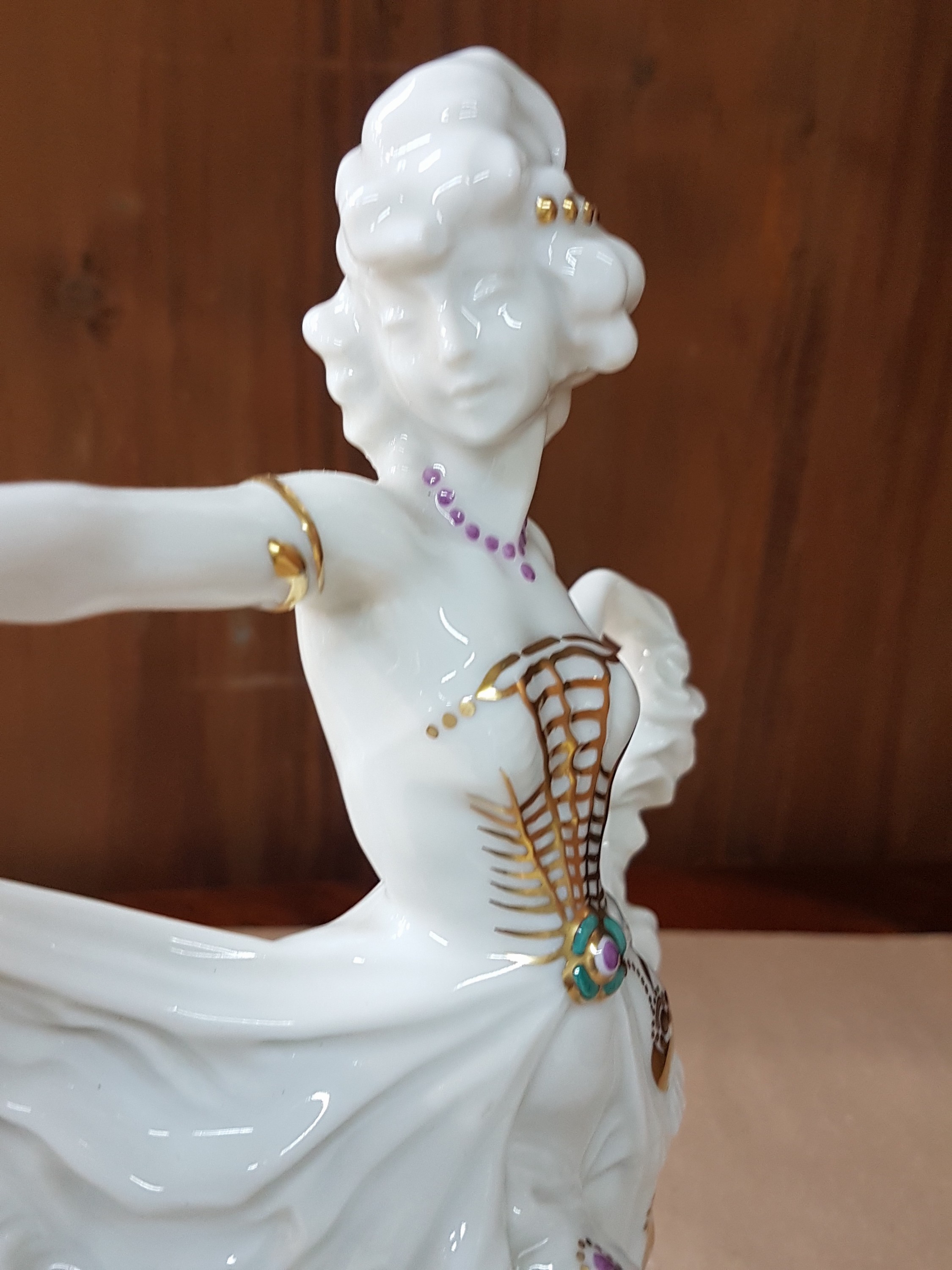 Detail n: Porzellanfigur, Hutschenreuther, Abteilung für Kunst, Tänzerin, sparsam golden und bunt staffiert, H. ca. 28cm
