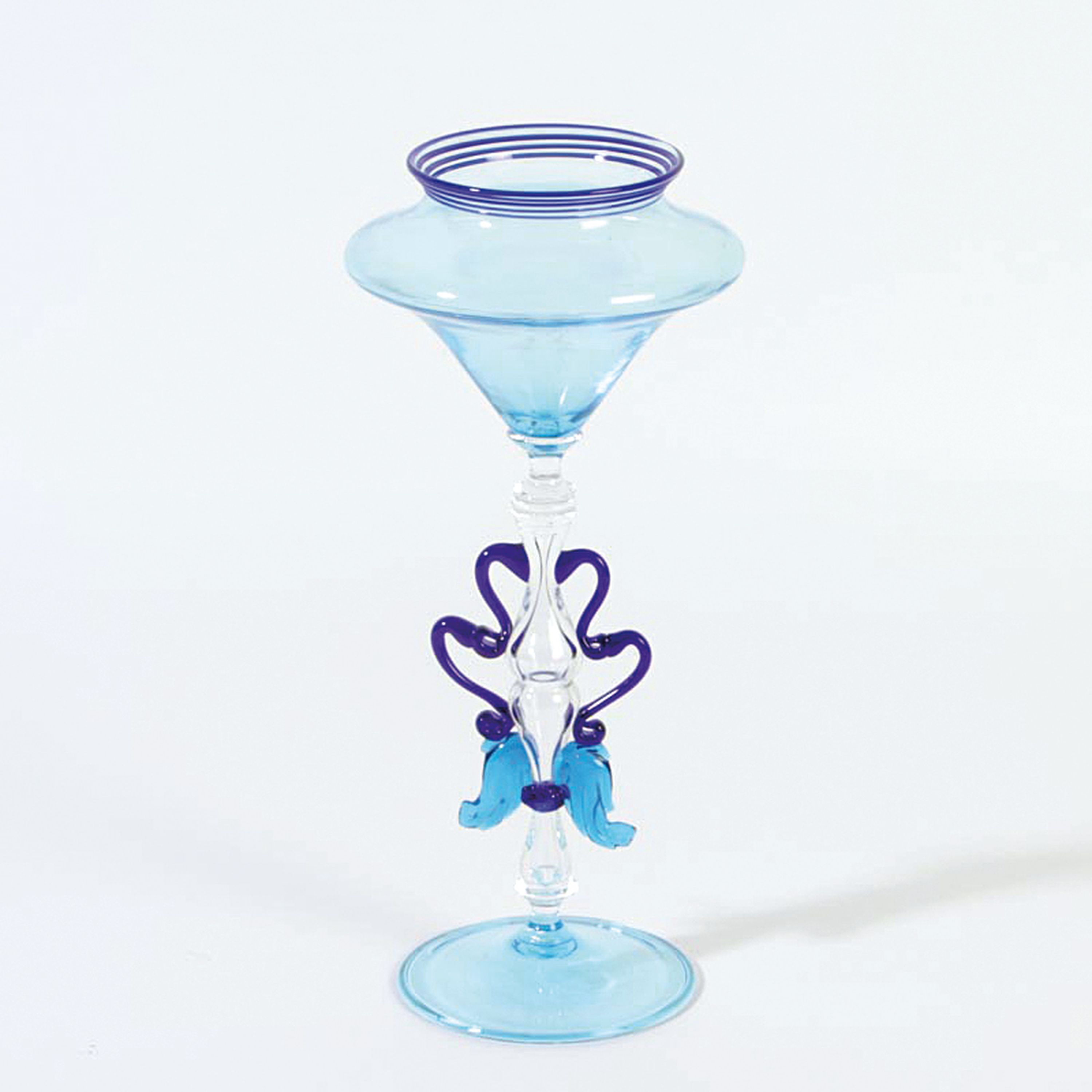 Pokalglas, Umberto Belotto, Murano, 1970er Jahre, dünnwandiges hellblaues Glas mit applizierten dunkelblauen Fäden, Stiel farbloses Glas, H. ca. ...