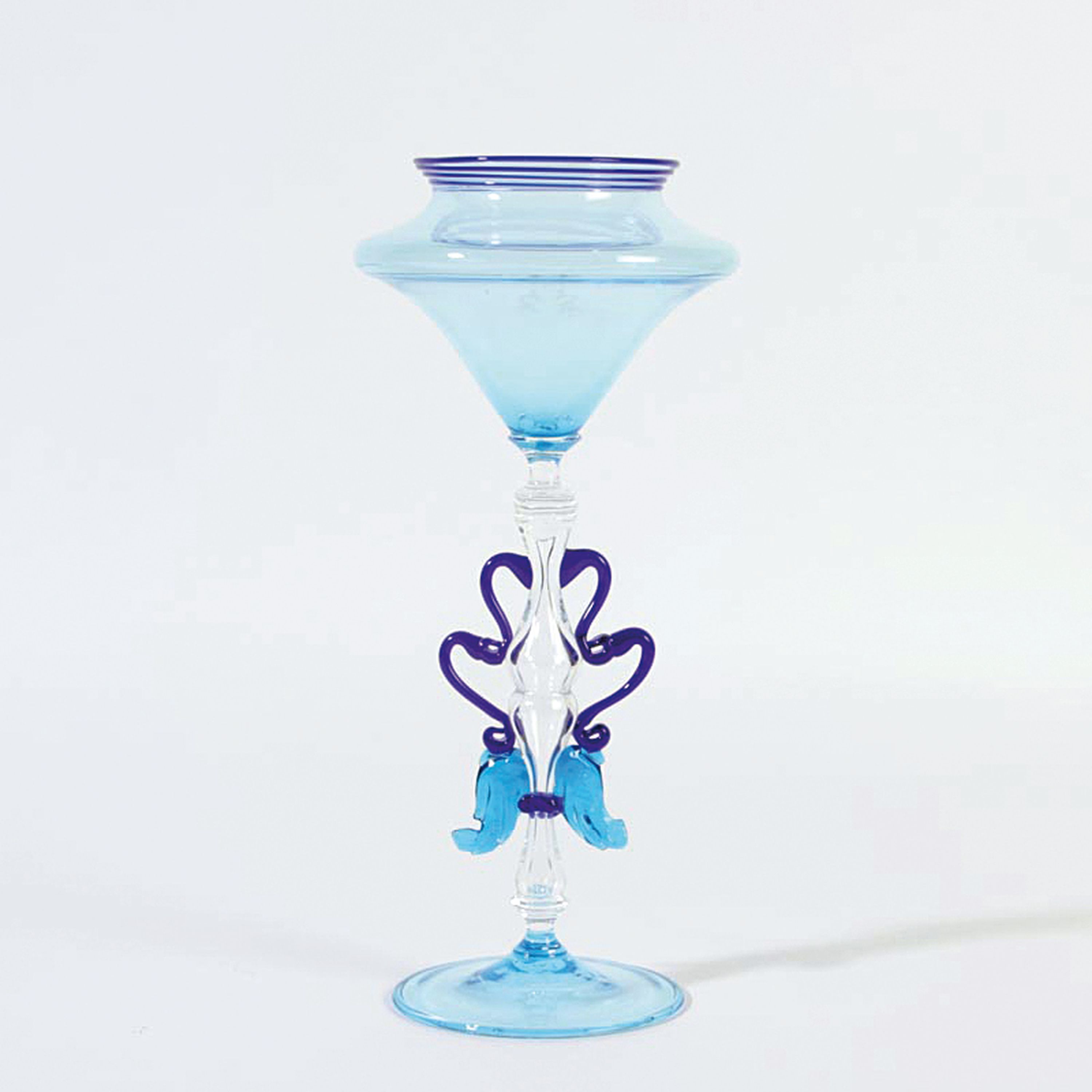 Detail a: Pokalglas, Umberto Belotto, Murano, 1970er Jahre, dünnwandiges hellblaues Glas mit applizierten dunkelblauen Fäden, Stiel farbloses Glas, H. ca. ...