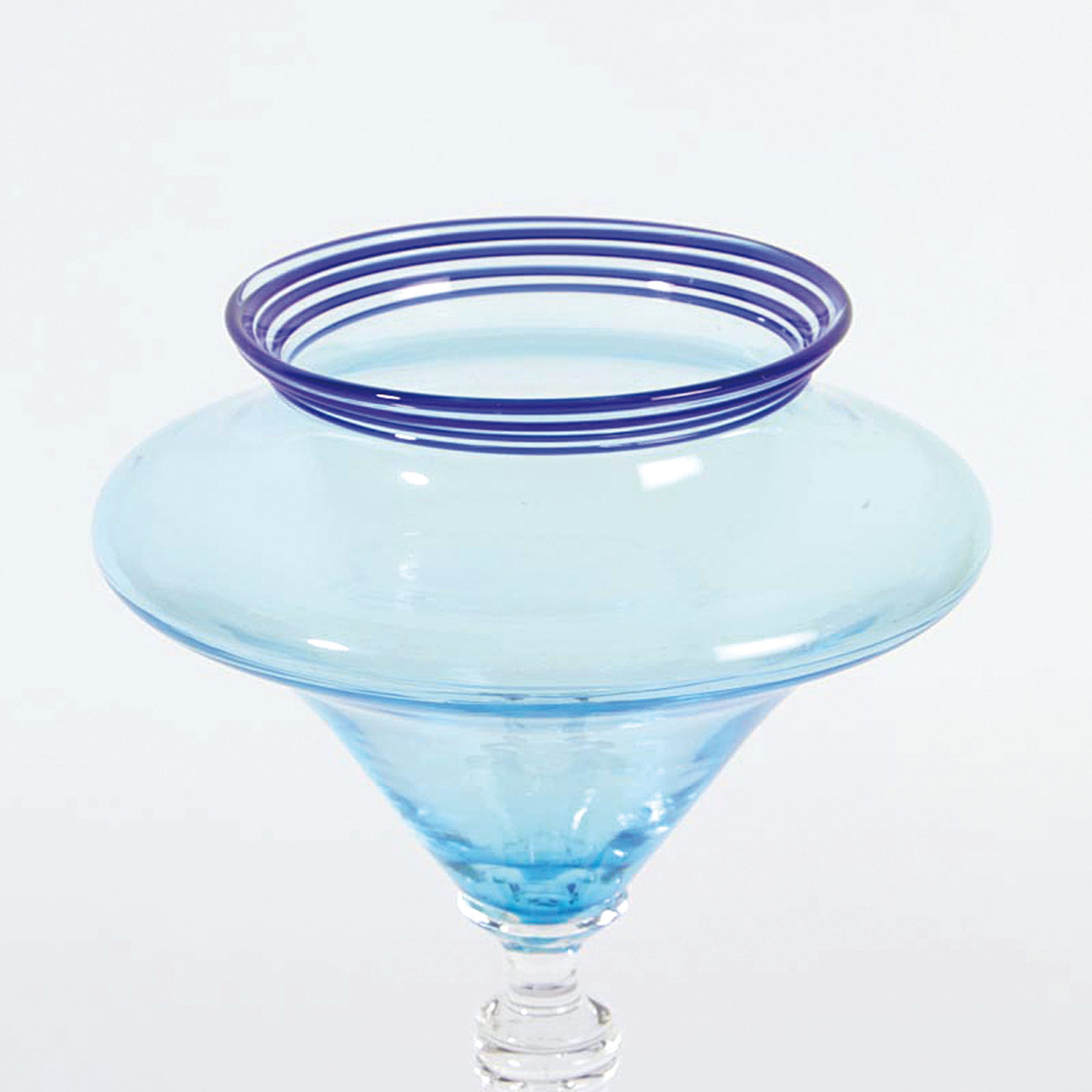 Detail b: Pokalglas, Umberto Belotto, Murano, 1970er Jahre, dünnwandiges hellblaues Glas mit applizierten dunkelblauen Fäden, Stiel farbloses Glas, H. ca. ...