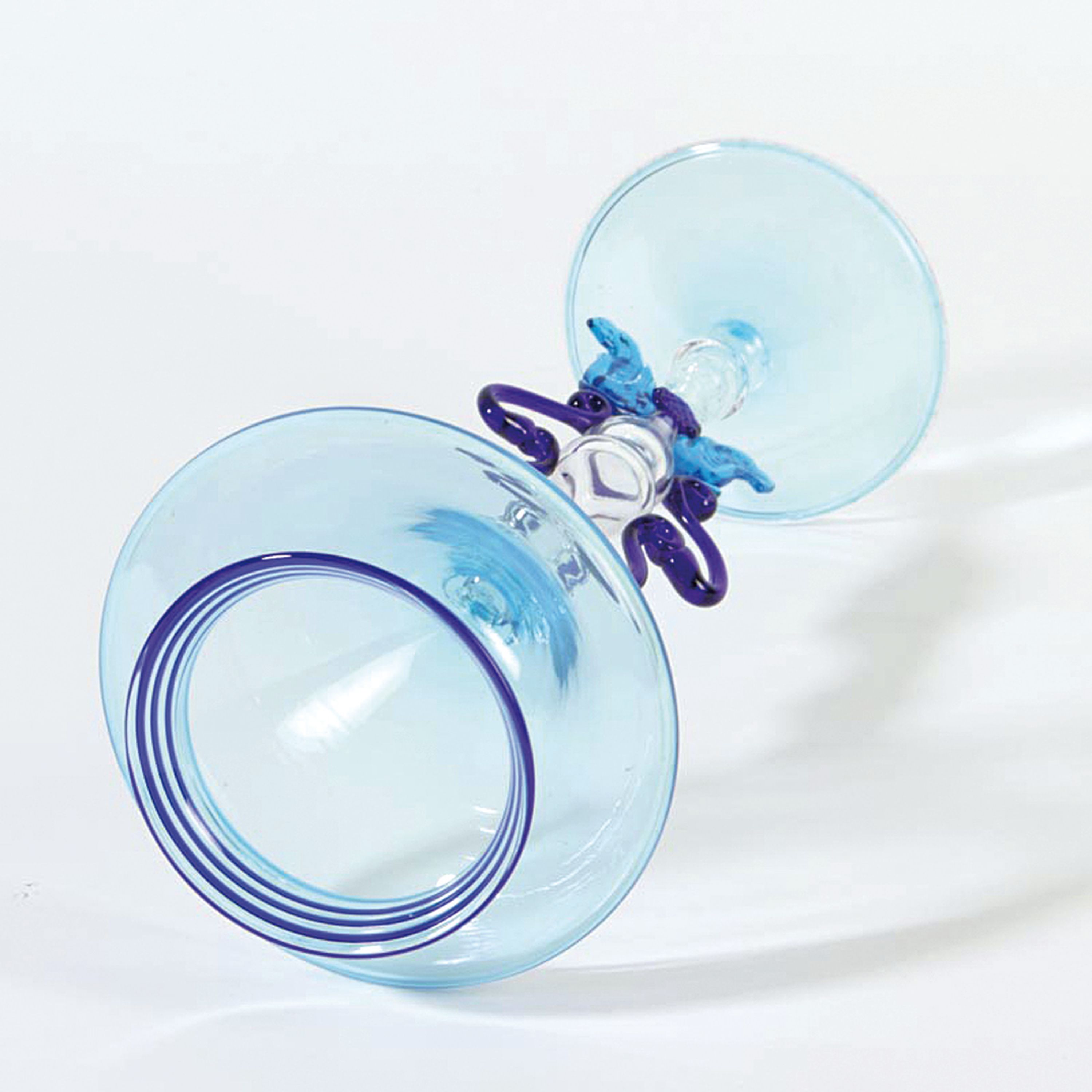 Detail c: Pokalglas, Umberto Belotto, Murano, 1970er Jahre, dünnwandiges hellblaues Glas mit applizierten dunkelblauen Fäden, Stiel farbloses Glas, H. ca. ...